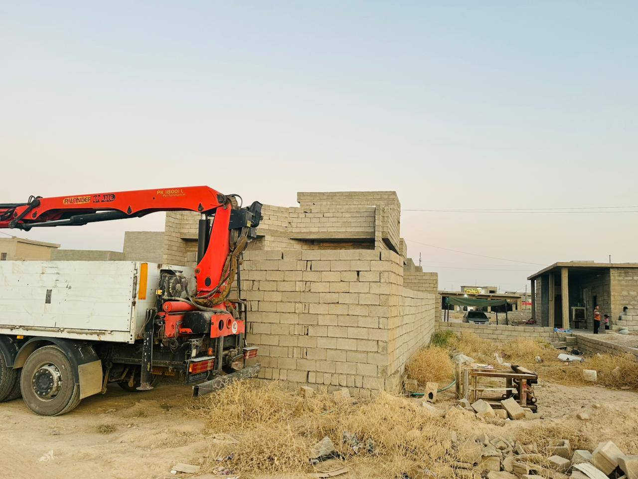 السلام عليكم دار للبيع زراعي المكان العلم روتانا مساحة القطعه 550 متر بناء 160 متر يتكون من غرفتين نوم مطبخ وهول وربعه وصحيات كراج جبير بيت ركن  على شارع 20 مواده كامله سيراميك بعده مو كامل من داخل للاستفسار على الرقم وحياكم الله *********** السعر 35 مليون بي مجال شي قليل سعر مكتوب كدامكم  بيت زراعي بيع مستعجل حيل شراي يتصل حياكم الله
