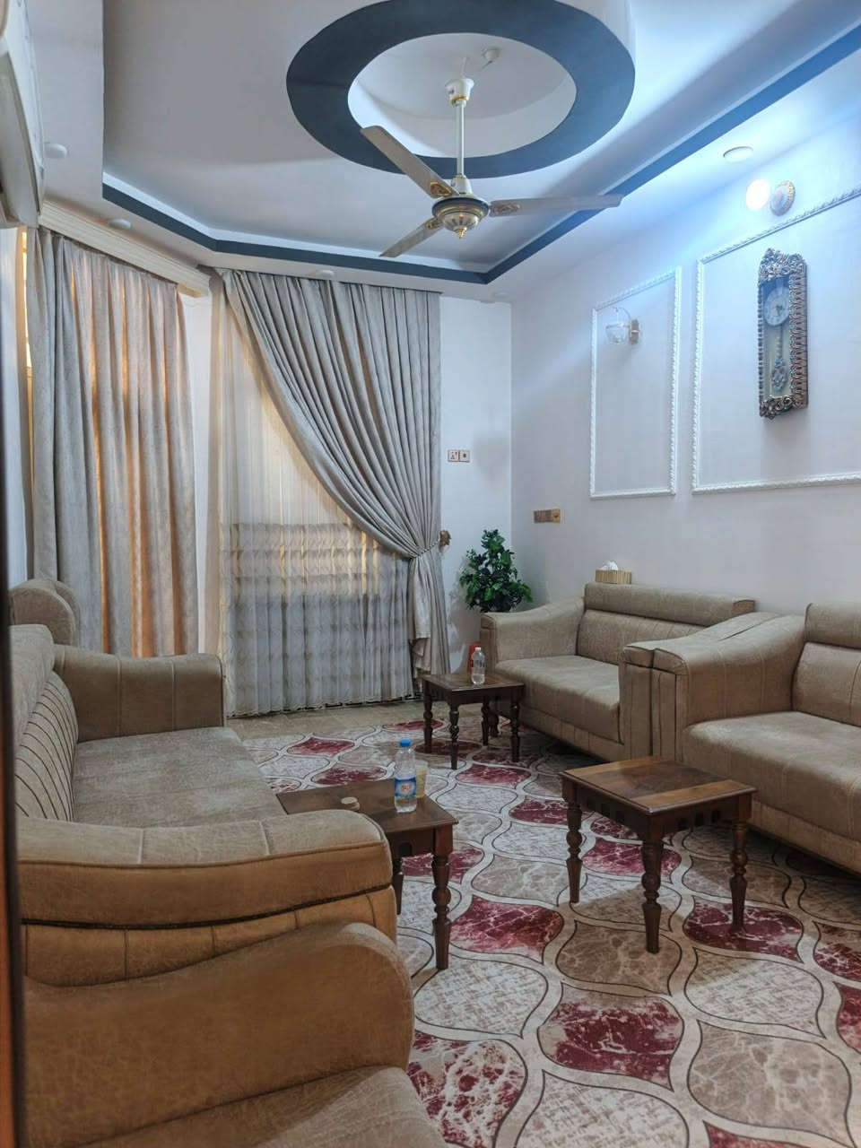 سلام عليكم للبيع بيت 100,متر طابقين بناء حديث كافه الخدمات موجوده  3 غرف نوم صيحات داخليه و خارجيه البيت طابو صرف البيت بسمنه مويم  دلال السعر 160 وبي مجال مكاني كربلاء حي السلام لاستفسار الاتصال ***********
