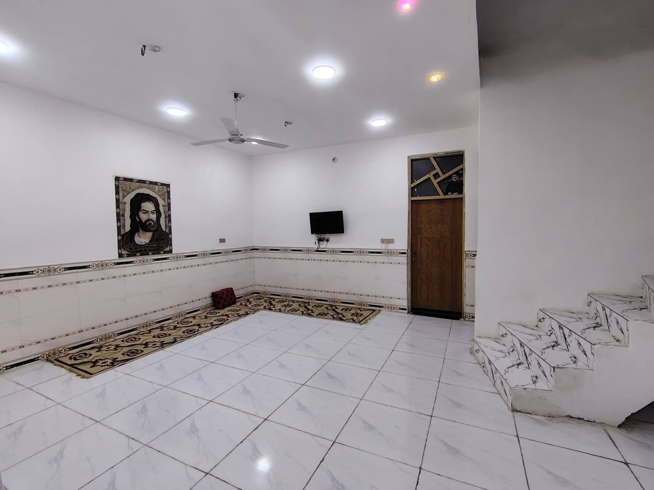 بيت للبيع كوت حي الحكيم شارع بيت عطوف مساحه 275متر على نفس الشارع بناء حديث بلوك اساس طابوك سكف صب خدمات ماء كهرباء مدارس مرقم من قبل بلدية واسط 
يتكون من ...غرفتين نوم..هول..مطبخ..استقبال..مجمع صحيات داخليه وخارجيه..كراج ..حديقه..محل..
السعر خاص.       ***********
