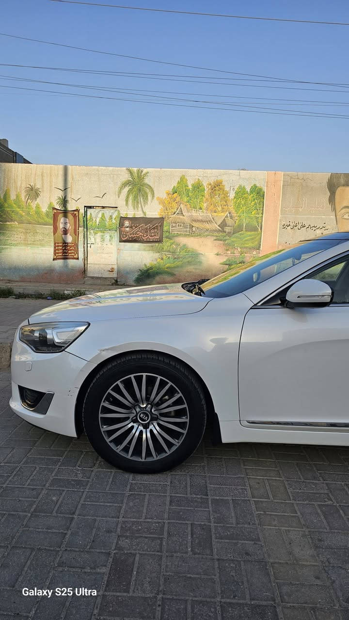 السلام عليكم 
كيا كادينزا 2014 محرك 6 سلندر vip ماشيه 119 الف كيلو متر قابل للزيادة للبيع
رقم بغداد باسمي مداور ثاني يوم
مكاني بغداد - المنصور 
مواصفات السيارة :

بانوراما
حساسات وكاميرا خلفية 
تبريد قطعتين مشتغل منظومة كاملة يم وكالة موبس (mobis)
كشنات تدفئة تبريد للسائق و جانب السائق
تحكمات خلفية
اشاير بالمري 
مري شفط
نقاط عمياء 
مانع انزلاق
بردة خلفية
عدسة متحركة ( dynamic light)
نظام ترحيب 
ستيرن كهرباء
خزن مقاعد 
شفتات ستيرن 
تخم تايرات جديد 
وهواي مواصفات 

 بيها ضربة بالجاملغ الايسر و الايمن و صاير فطر بالدعامية الامامية
دهن و ادامة كلة من شركة كيا و موجودة الوصولات كلها 
محرك مفتوح و مشتغله بالوكالة 

السيارة ما بيها اي عيب مال جناية 

و سونار موجود مسوي العام بشهر السادس

عارضها بسعر 145 و بيها مجال للشراي
للاتصال  او تواصل على الواتساب على الرقم 

 ***********
