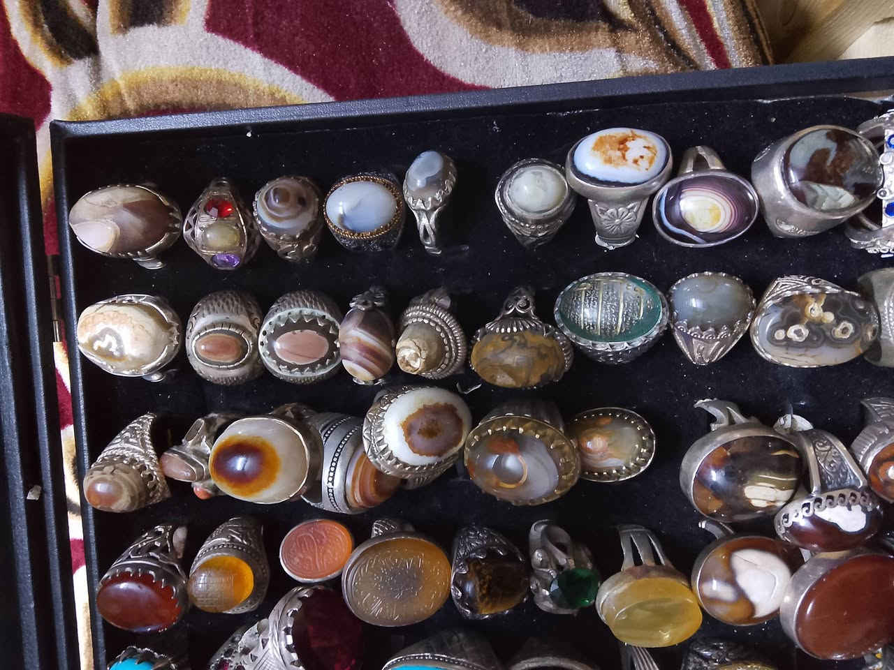 السلام عليكم خواتم العدد100 خاتم الوزن كيلو ونص فضة عيار 925 قياسات مختلفة انواع مختلفة وتشمل زمرد وعقيق وزبرجد وموزنيت وسليماني وداودي وعقيق يماني وعباس اباد ونيشابوري وتفاحي واشكال مختلفة السعر بدون عملة 6ملايين العنوان بغداد البنوك ***********
