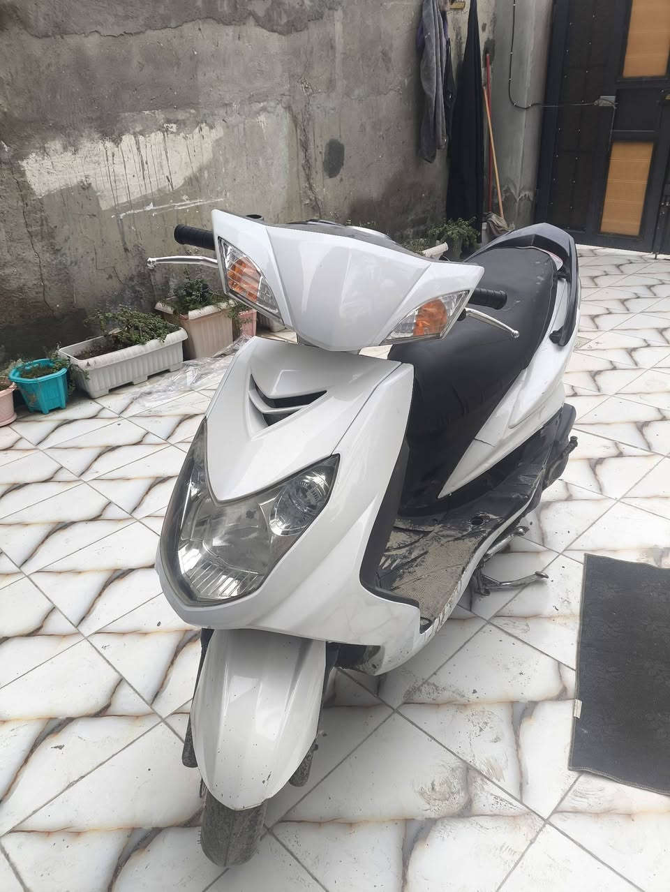 السلام عليكم سكنس فحل كابريتر  مكينة خرسة لاتنقيص لاتبخير لا نضوح نكرة بكل وقت بس بيها الكفر مكسور شوية  والكهرباءيات كلها شغلة وبيها نشرة تايرات جدد ويل عسلي ماشية 24 حقيقي وكفرها حيل نضيف محرك جديد حيل والجاملغ الخلفي شوية بي كسر موجودة القطعة مالتة باقي كلة شغال  السعر 950 وبيهة مجال مكاني بابل محاويل   رقمي ***********
