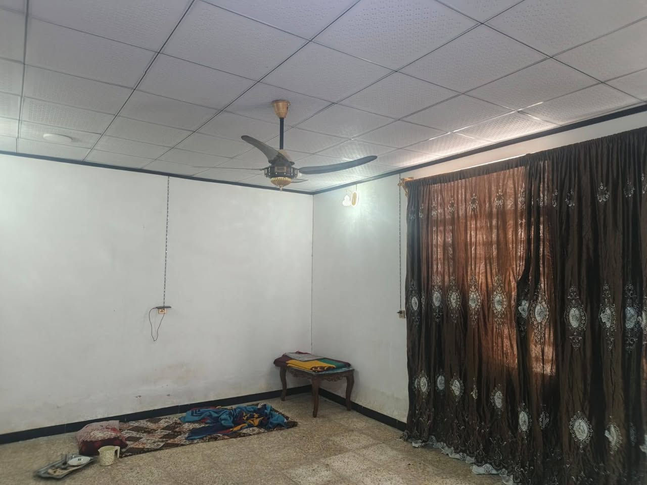 بيت للبيع مساحته ٢٣٠ متر  يحتوي على غرفتين ٥×٤ وصاله ٦×٨ تقريب او اكبر واستقبال ٥ونص × ٤ طارمه جبيره صحيات داخل وخارج عنوانه سايدين ١٧ تموز عمود ٥ قرب بانزين خانه ريبال قريب على شارع تقريب ٥ بيت سعره ٥٥ وبيه مجال منطقه كلش حلوه *********** رقم ابو البيت

