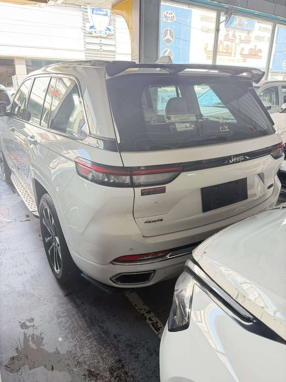 جيب كراند شيروكي اوفرلاند .

الموديل : 2022 . (خليجي) . مغلفه Ppf
مرقم بغداد 

المحرك : V6.  3.6L . 

العداد : 20 الف  . 

الضمان : 3 سنوات او 60 الف كيلو متر .

المواصفات :

* دفع رباعي 4x4 . 

* نظام تعليق هوائي (جكات). 

* قيادة ذاتية عند المنعطفات. 

* رادار امامي مع مانع تصادم . 

* نظام الرؤية الليلية. 

* تحذير الخروج عن المسار . 

* مستشعر نوم السائق مع نظام التوقف الآلي 

* تحذير النقطة عمياء ⚠ .

* نظام تحذير عند التقاطعات. 

* نظام تحذير عند تجاوز السرعة المحددة. 

* نظام عرض المعلومات على الزجاج الامامي (HEAD UP DISPLAY) 

* نظام تقليل الضجيج داخل المقصورة. 

* إنارة محيطية. 

* شاحن موبايل وايرلس. 

* تعديل وضعيات مقود السائق كهربائيا. 

* مرايا تعتيم ذاتي. 

* المرايا الجانبية قابلة للطي كهربائيا. 

* نظام الصوت ٩ سماعات Alpine.

* ويل قياس 20 انج .

* سقف بانوراما . 

* شاشه كبيرة 10.1 انج . 

* نظام الخرائط (GPS) .

* عرض خرائط الطريق على لوحة القيادة.

* لوحة القيادة بقياس 10 أنچ. 

* كاميرا محيطية 360 درجة . 

* 4 كاميرات خارجية مع بخاخات ماء للتنظيف. 

* كاميرا للمرأة الداخلية. 

* المصابيح الأمامية زنون .

* كشافات الضباب زنون . 

* دخول ذكي. 

* بصمة على 5 ابواب للدخول الذكي. 

* تشغيل عن بعد .

* الصندوق الخلفيي كهربائي .

* فتح الصندوق الخلفي مع حركة القدم.

* فرش المقصورة الداخلية من الجلد الطبيعي الفاخر .

* اضافات من الخشب الطبيعي للمقصورة الداخلية. 

* ذاكرة لحفظ وضعيات الجلوس للسائق. 

* ذاكرة لحفظ وضعيات الجلوس للراكب.

* مساج للمقاعد الامامية السائق والراكب. 

* المقاعد الأمامية كهربائية .

* المقاعد الأمامية تبريد وتدفئة .

* المقاعد الخلفية تدفئة .

* ستائر للشبابيك الخلفية. 

* انارة داخلية LED متعددة الالوان . 

* حساسات امامية. 

* حساسات خلفية . 

* 5 راكب .

* تدفئة ستيرن . 

* مانع تصادم خلفي .

* بلوتوث تلفون . 

* محدد سرعة . 

* نظام التشغيل والاطفاء الاوتوماتيكي .

* نظام بريك اوتماتيكي .

العنوان _بابل طريق حلة نجف

لغرض الاستفسار :

***********

***********
