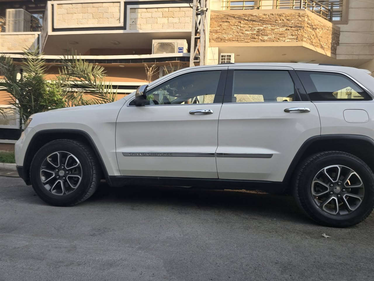 السلام عليكم اخوان جيب لاريدو موديل 2011 للبيع  ضررها شاملغ عكس السائق و شويه بالباب  ما بيها ايرباك  السعر 157 
مكان السياره بغداد الغزاليه 
رقم التواصل واتس اب ***********
