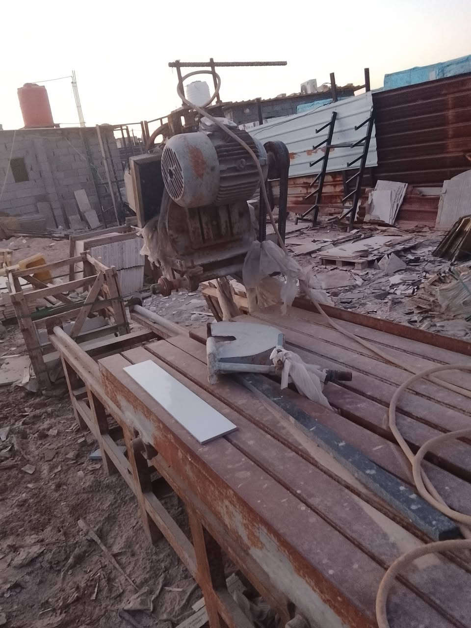 قاطعة   الكرانيت والمرمر 
شغاله ما بيه شي بس رايدله ادامه تأخذه شرط الشغل 
البصره حمدان 
***********
