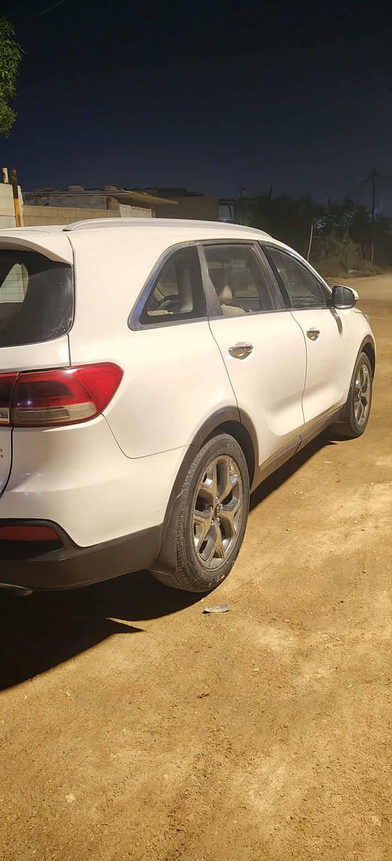 سورنتو موديل 16 خليجيه اربعه سلندر مصبوغه حزام متجايه تجوه خفيفه السعر130وبيه مجال للاستفار اتصل ***********
