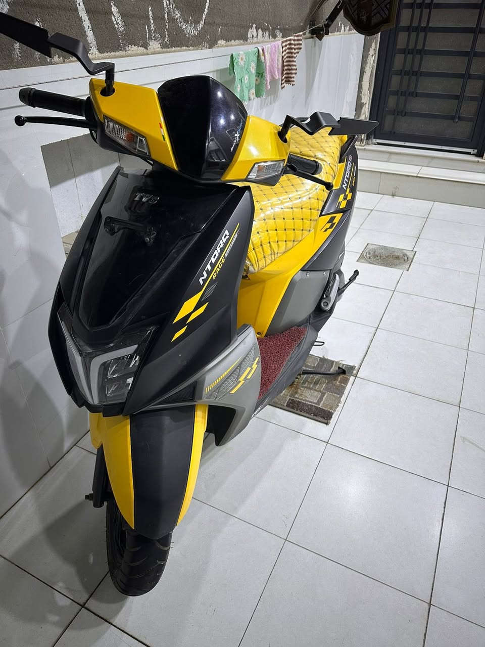 دراجة TVS موديل 23 مرقم كامل سنويه باسمي مداور ثاني يوم ماشيه 9 الف ودراجة نظيفة ومكفولة ماعدا كسره بسيطه بالكفر الامامي السعر ( مليونين و650 الف ) ما متواجد عل فيس فقط علرقم ***********
