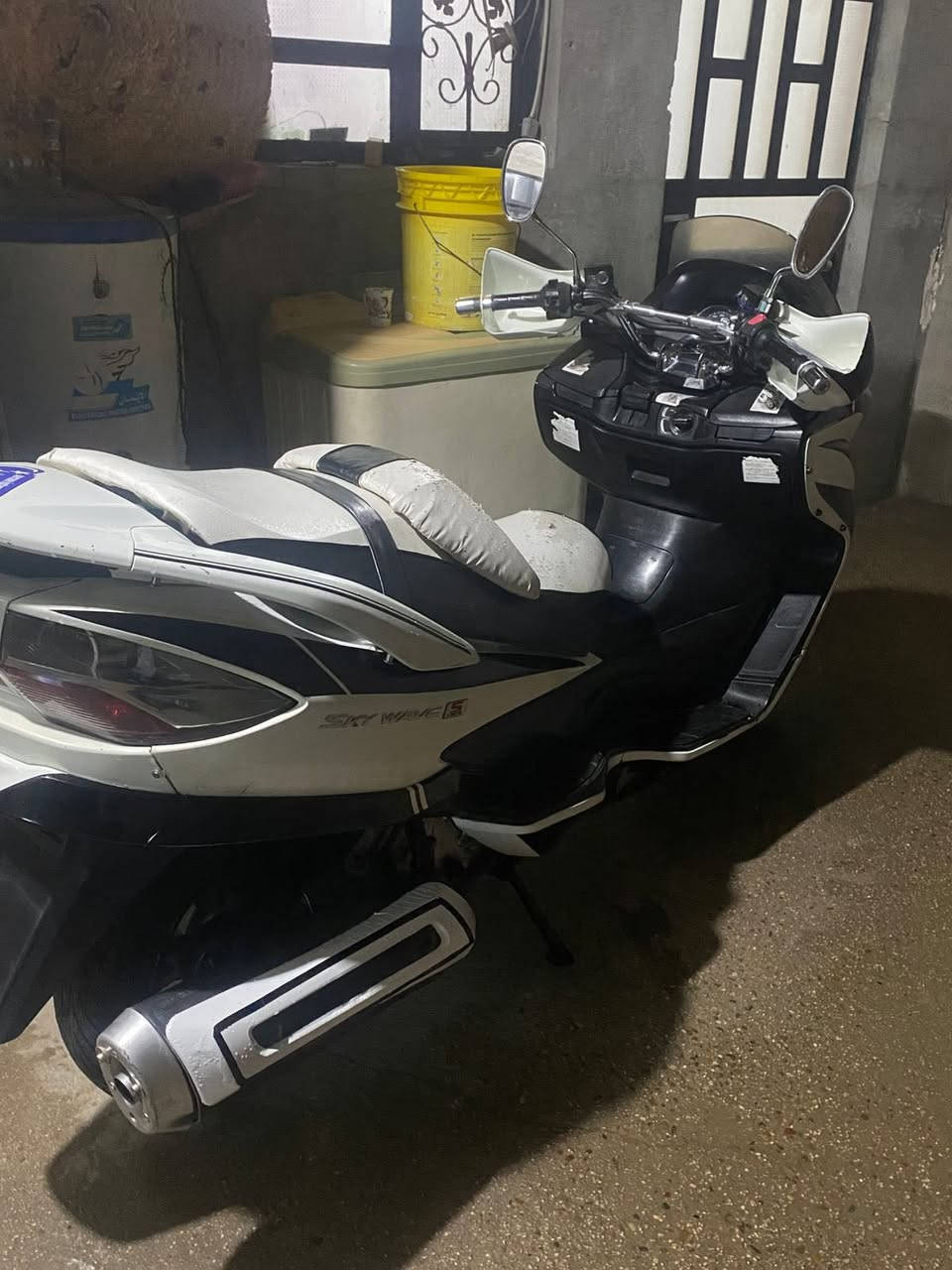 السلام عليكم دراجه للبيع سوزوكي مكفوله كفاله عامه ودايمها قبل أسبوع ادامه عامه مابيها اي نقص دراجه نضيفه بمعنا الكلمه تشتغل بصمه مكينه نوزل جويتر لايت زنون اوراقها كامله بس ترقم متكلف٥٠ الف مكاني بالخالديه او مراوس حسب القناعه سعرها ١٦٥٠ وبيها مجال /***********
