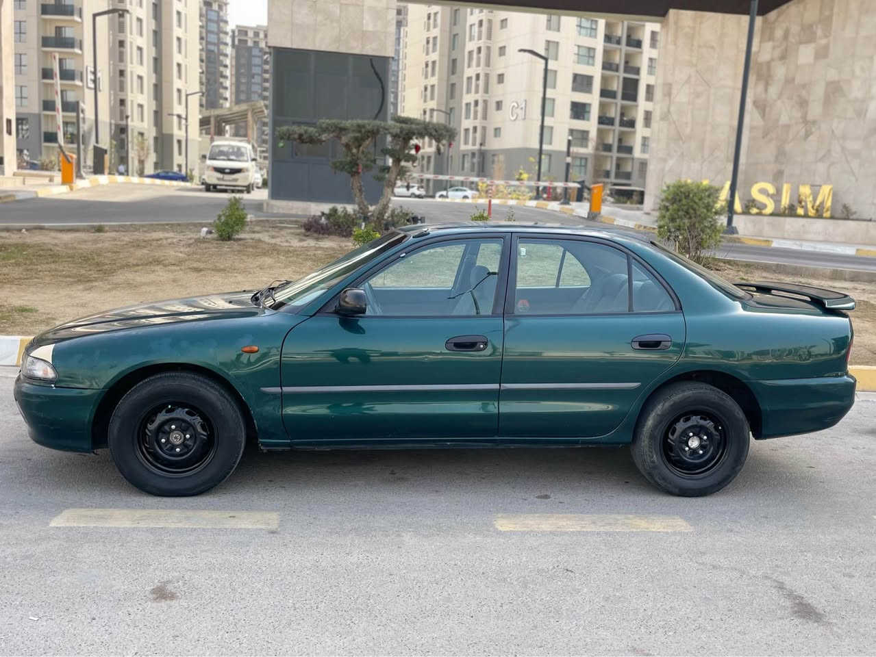 للبيع متسوبيشي كلنت 1996 كير عادي محرك 2000 سي سي لون زيتوني بأسمي مجدد سنوية لغاية 2031 وهزة جديدة السيارة بلادية وجاهزة تبريد ثلج سعرها 52$ ورقة . 
مكان السيارة /بغداد - خط سريع العامل - حي الأساتذة … للاستفسار اكثر الأتصال *********** بغداد, العراق
