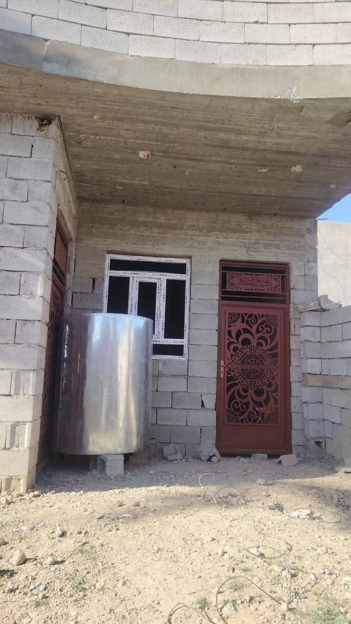 سلام عليكم ورحمة الله وبركاته للبيع بيت واجهيتين  هيكل كامل شقل درجه اوله
تسليح 60x40 أساس + ارتفاع متر 
يتكون من غرفتين 5x4
صاله 4x9
مطبخ 5x5
استغبال 4x6
كلدور 
المساحة الكلي 380 متر 
بوب حديد ثقيل شبابيك كامل 
بس يحتاج سيراميك معا لبخ فقط 
العنوان مدخل البوهيازع وره مدرسه ثانويه موقع كلش حلو غريب عليك السايدين 50متر ول مصتوصف 
كامل خدمات 
السعر مناسب جدا خاص 
رقم الهاتف *********** خابر ودلل ***********
