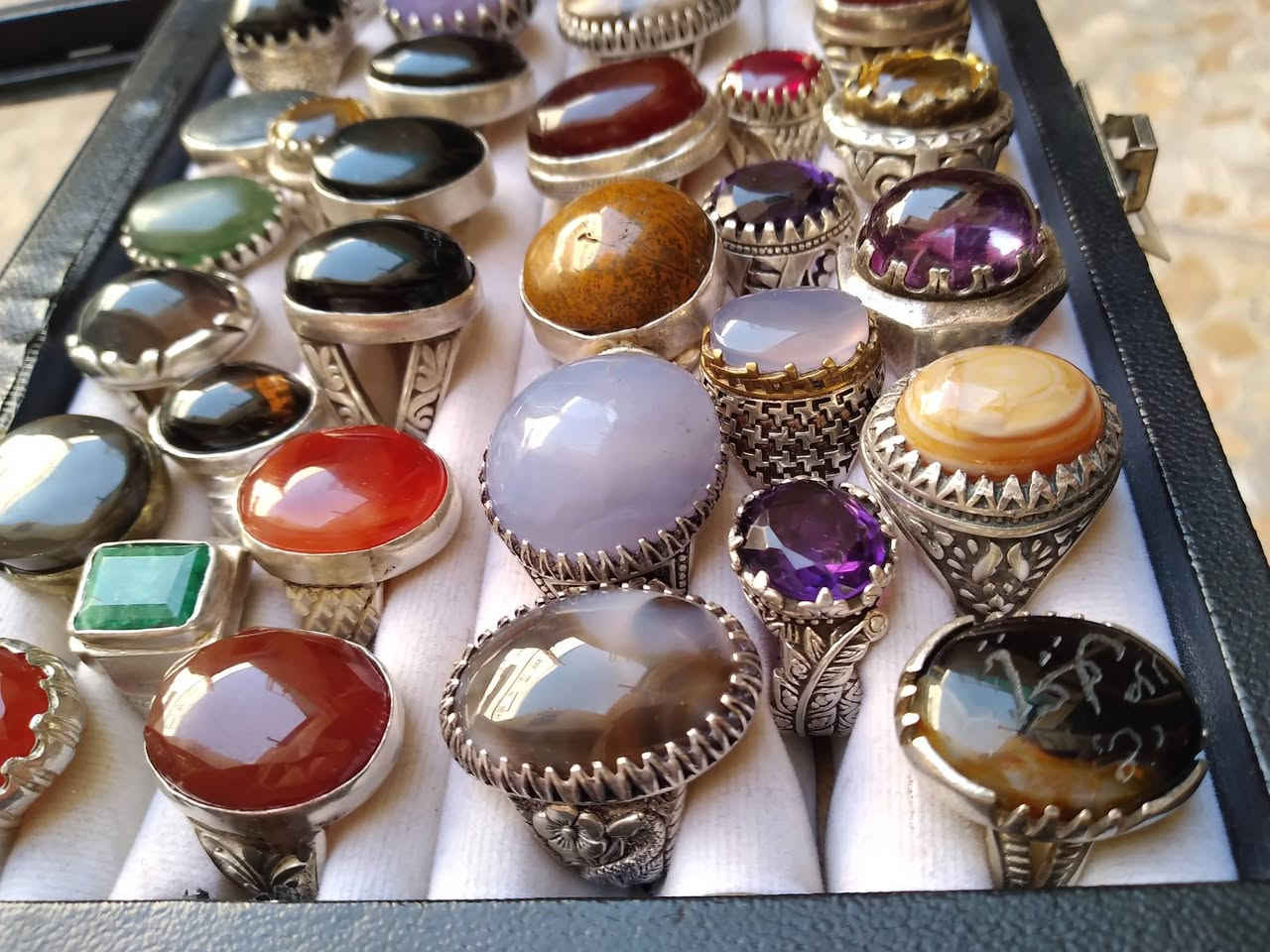 طبلة محابس ثقيله صياغات قديمه اكثرهن يماني.  عدد ٣٤ محبس وزن كلي ٦٢٠ غرام. قوالب ثقيله نقش يدوي احجار طبيعيه. 
للمهتم  خاص يوجد توصيل


**إذا كنت صاحب هذا الإعلان وتريد حذفه لأي سبب، رجاءا أرسل رسالة إلى الدعم الفني**