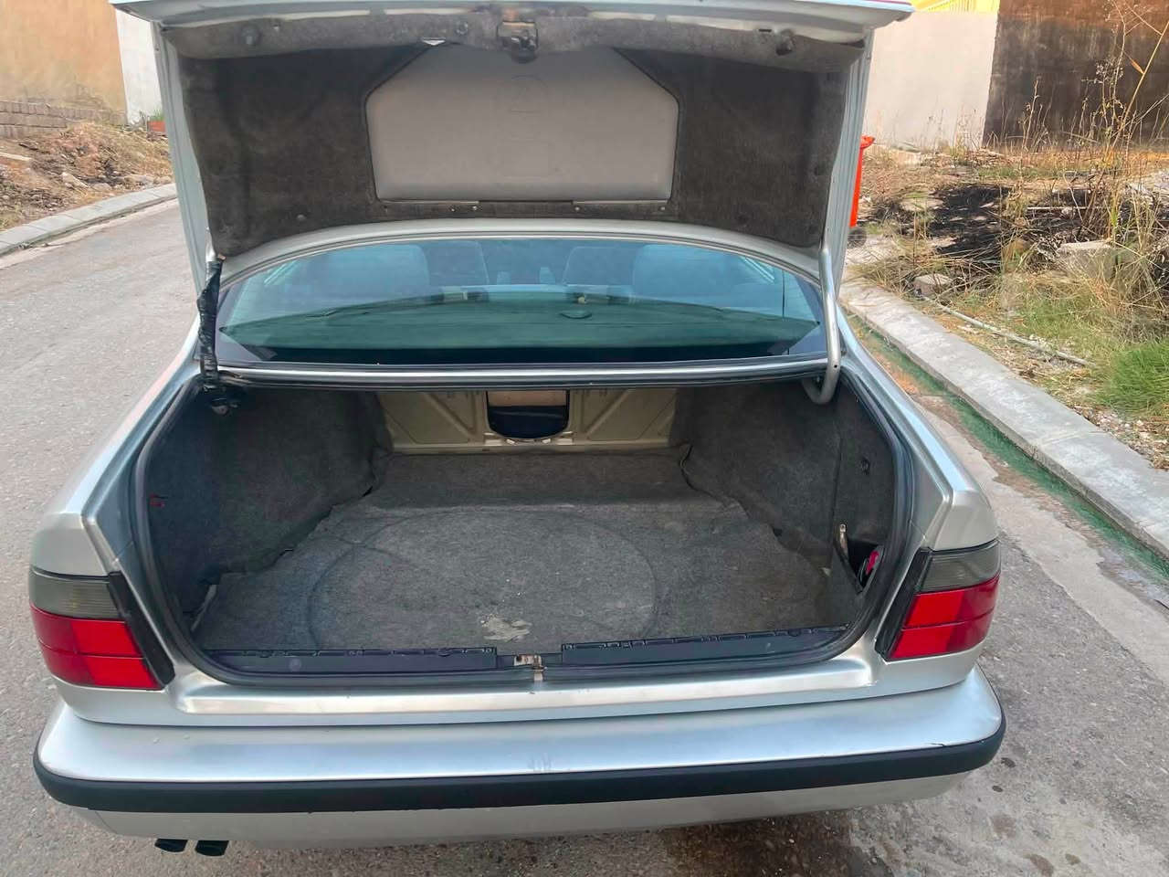 للبيع موديل ٩٢ محرك ٥٢٥ كير توماتيك سنوية جديد سيارة باسمي دفتر بنزين موجود كلها بشرط سعر ٧٥$  رقم ***********
