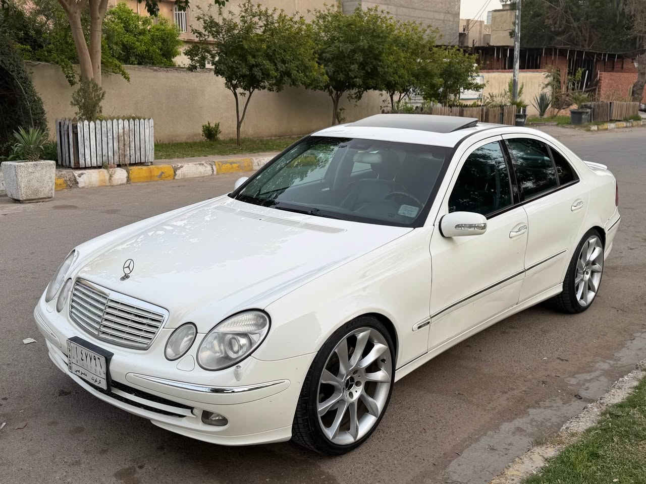 للبيع فقط بدون مراوس بدون قسط 
مرسيدس 211 موديل  2005 اصل وارد يابان حجم 500 محرك V8 
بدون ضرر وحادث وصبغ ماشيه 150 الف سياره بلاديه وجاهزه 
محرك كير حداديته كهربائيات الخ .. 
فول موصفات 
سلايد روف طكتين : برده كهرباء :
لايت زنون عدسه : مري اشاير وشفط وترحيب : كشنات كهرباء وخرن وهيتر : كروز سرعه :شاشه اعطال : 
داخل جلد اسود : جام وصاج اخضر 
تحكم ستيرن :ستيرن كهرباء وهيتر 
ويل كب لورنسر حجم 20 اصلي وتخم تاير كونتيننتال الماني اصلي جديد رن فلات باتري منظومه بنزين الخ .. جدد باقي تفاصيله معروفه 

رقمه كركوك قرار 48 مفحوصه مرور وكمرك  وبيه كتاب تسجيل وسنويه عظم عاج ولوحات اصليه وملصق 
عليه فرق كمرك وبيه حجز مروري على التسجيل الجديد .وكاله مباشر 

مكانه بغداد الكاظميه 
والسعر 73 ورقه وبيه مجال بسيط 
اي استفسار رجاء الاتصال 
*********** بغداد, العراق
