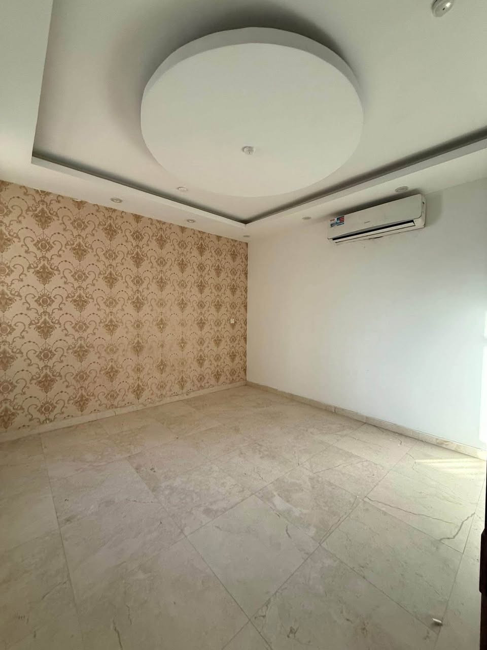 🔱 دار حديث في الـجـادريـه لـلإيـجـار  🔱

العنوان : 📍الجادرية قرب جامعة بغداد 

♦️المساحة  : 200 متر        

( للشركات - المكاتب العلميه - المكاتب التجاريه ) 

🔷الدار يحتوي على : 4 غرف نوم - مطبخ  - صالات عدد 2 مجموعه صحيات - كراج سياره - حديقة 
 
▪️باقي التفاصيل السعر عند الاتصال 

✍🏻للاستفسار الاتصال على الأرقام التالية : 

الـمـهـنـدس اسـامـة الــزيــدي 

☎️  ***********


**إذا كنت صاحب هذا الإعلان وتريد حذفه لأي سبب، رجاءا أرسل رسالة إلى الدعم الفني**