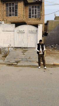 � دار للبيع
📍 الموقع: واسط – النعمانية – حي الحسين
🔹 قرب المركز الجديد شارع المدارس 
🔹 واجهة على ثلاث شوارع (موقع مميز جداً)

📐 المساحة: 130 م²
📏 الواجهة: 6.5 م
📏 النزال: 20 م

🔻 مواصفات الدار:

🔹 الطابق الأول:

 • استقبال: 6 × 3 م
 • مطبخ: 3 × 4 م
 • صالة
 • غرفة نوم: 4.5 × 4 م
 • مجمع صحيات (داخلي + خارجي)

🔹 الطابق الثاني:

 • صالة
 • غرفة نوم: 4.5 × 4 م
 • غرفة نوم: 6 × 5 م

📞 للتواصل والاستفسار:
***********
