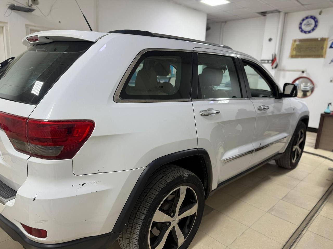 السلام عليكم
🚙 للبيع جيب جراند شيروكي 2013 وارد خليجي – لون أبيض السيارة نظيفة جداً واستعمال شخصي وباسمي، تحويل فوري ثاني يوم رقم بغداد – مشروع وطني المكان: الأنبار وبغداد
🔹 الممشى: 134 ألف كم فقط
🔹 محرك 6 سلندر المرغوب
🔹 كير ومحرك خير من الله
🔹 تبريد ثلج
📌 ملاحظات الفحص: تبديل باب السائق صبغ قرب البك لايت الخلفي الأيمن حسب السونار باقي السيارة نظيفة جداً جميع الإيرباقات (Airbags) وضع شركة
✨ المواصفات:
• بصمة تشغيل (عدد 2 مفتاح)
• تشغيل عن بعد
• بصمة أبواب
• تحكم ستيرن + مثبت سرعة
• داخلية جلد لون ماروني
• تبريد قطعتين
• شاشة قلاب
• كامرة خلفية
• زركات لايت أمامي
• مانع انزلاق
• إشارات بالجاملق 
• لايت زينون
• فتحة سقف كهرباء
• حساس تايرات
• تايرات جديدة
• ماوس وضعيات القيادة: أوتو (تلقائي) – ثلج – سبورت (رياضي) – رمل/طين – صخور – دفع رباعي منخفض (4WD Low) – نزول المنحدرات
السيارة جاهزة وما بيها أي نقص السعر: (170 ورقة ) وقابل للنقاش بالمعقول 📞 للاستفسار: *********** التواصل على الخط + وتساب فقط
