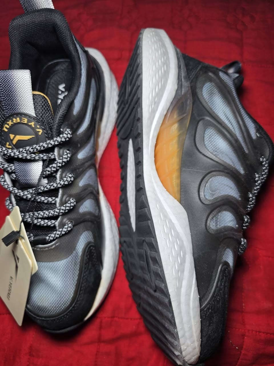 حذاء رياضي ماركه متوفر بلون اسود وابيض وجميع القياسات ***********
