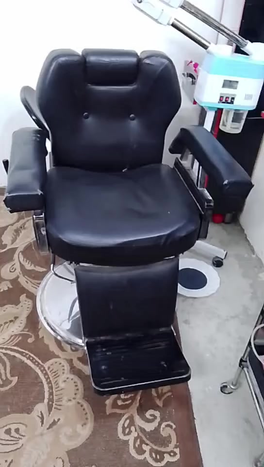 السلام عليكم  هذا الكرسي والفاترينات والمراية للبيع 
***********
