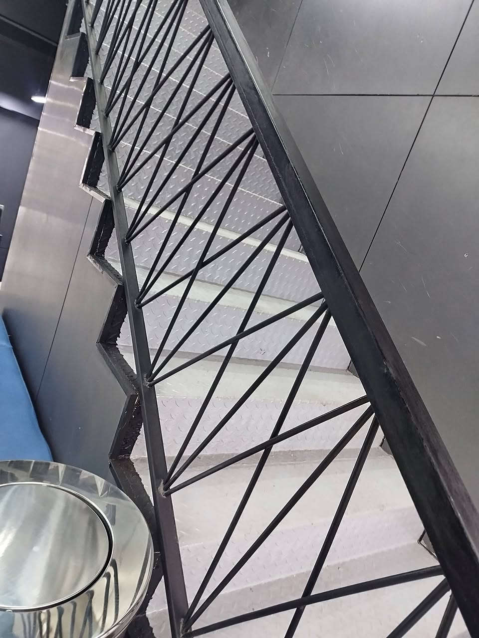 سلام عليكم اخوكم حداد متنقل وشغلي هندسي ودرجة أولى بيبان وشبابيك وسقيف كسبان وسندويج  وكفت لعمال اتصل وتدلل ***********
