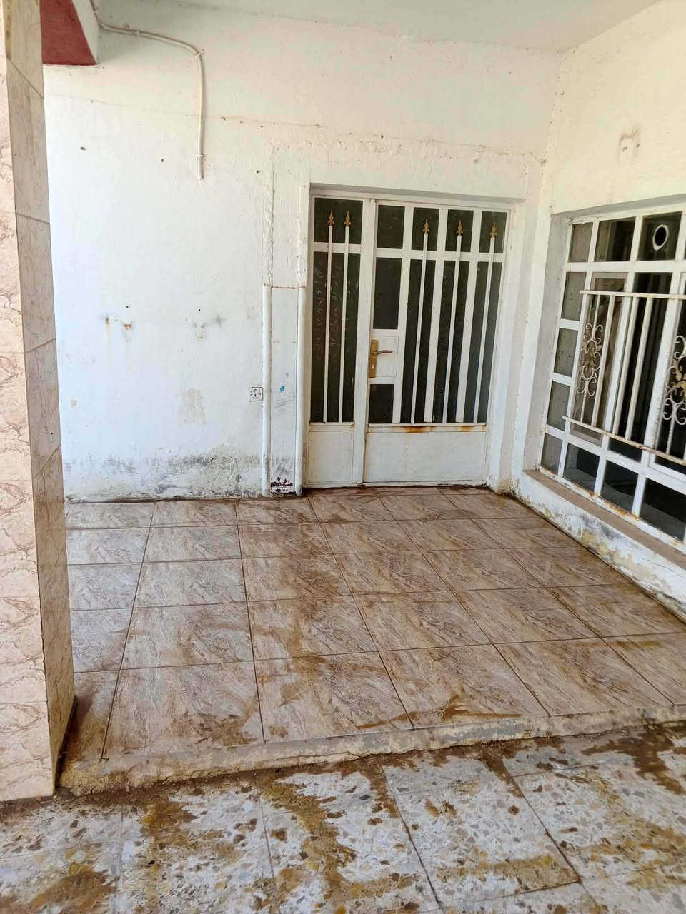 السلام عليكم
بيت للايجار مساحته ٣٩٨ متر 
محتوياته 
(5)غرف نوم 
استقبال مطبخ صالة كبيره 
وكراج سيارات واسع 
موقعه حي المعلمين 
خلف مضيف الشيخ علي الحماد 
للتواصل/***********
***********
