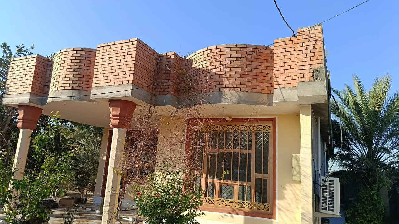 بيت للبيع من رخصه صاحب القنات يحتوي على ستقبال وصاله وغرف نوم عدد ثنين ومطبخ وحمام مع حديقه كبيره وداخلها محميه كبيره جميع الخدمات متوفره خلف سكله عدي الساعدي. رقم    *********** مراسله الصفحه
