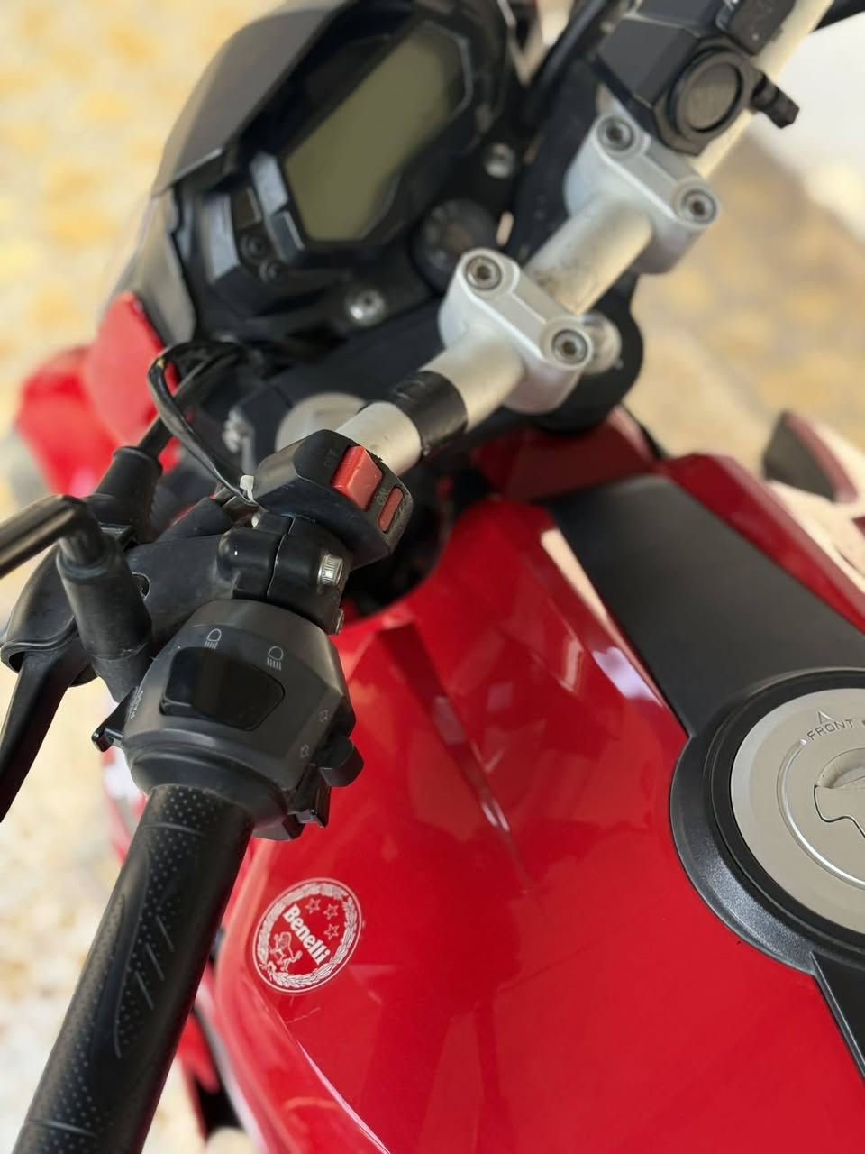 دراجة بنلي 150 cc
نظيفة وجديدة وممشتغل بيهة دلفري على كد الجيم استخدام قليل
مرقم بغداد والسنوية ب اسم عجلة الخليج ومستوفي القسوطات 
معروضة بمليونين و ٦٥٠ الف 
المكان بغداد ابو غريب 
هذا صاحب الدراجة عبدالله سامي 
رقم  ***********
