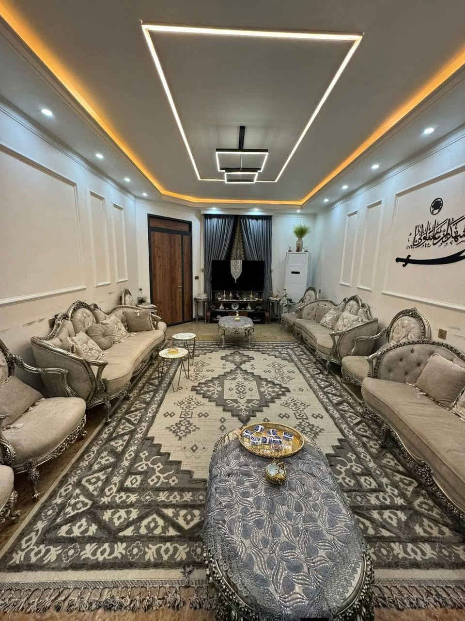 🔹 للبيع بيت مميز في الكرادة خارج 🔹
📍 الموقع: الكرادة خارج
📐 المساحة: 200 م²
📏 الواجهة: 10 م
📏 النزال: 20 م
🏗️ سنة البناء: 2016
📄 سند: مستقل
🏠 عدد الطوابق: 3 طوابق

تفاصيل البيت:

🔸 الطابق الأرضي:
 • استقبال
 • صالة
 • مطبخ حار
 • مطبخ بارد
 • غرفتي نوم
 • خدمات كاملة

🔸 الطابق الأول:
 • 4 غرف نوم
 • خدمات

🔸 الطابق الثاني:
 • غرفتي نوم
 • قاعة رياضية كبيرة (Gym)

✨ بيت مرتب، عملي، ومناسب للعوائل، موقع ممتاز وقريب من جميع الخدمات.

📞 للاستفسار والمشاهدة:
***********
