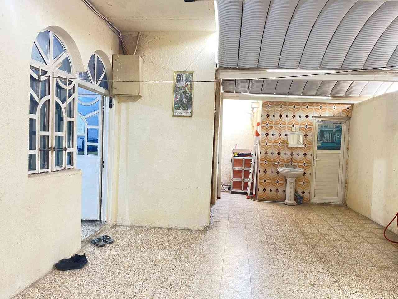 بيت للبيع 🏡
📍الموقع: ميسان | حي الخضراء| 200م²
📄الطابو: صرف

✨الطابق الأول: 
• الكراج الخارجي 8×3.5
 • 🛋 استقبال 4×7
 • 🍳مطبخ واسع 5.5×5
 • 🛏 صالة كبيرة 3.5 ×8
 • 🛌 غرفة نوم 3.5×3.5
 • 🛌 غرفة نوم 4×5
 • 🚿 حمام داخلي 2×3
 • 🚿 حمام خارجي 2×1
 • 🌬 منور 8×1.5+4.5×1.5

✨الطابق الثاني:

 • 🛏صالة سويت مفتوحة
 • 🛌 غرفة ثالثة 5×4
 • 🛌 غرفة رابعة 3.5 ×3.5
 • 🛌 غرفة خامسة 5 ×5.5
 • 🛌 غرفة سادسة 7 ×4
 • 🚿 حمام داخلي  1.5×2

📩 للاستفسار والتفاصيل الاتصال �
0770 555 2671
