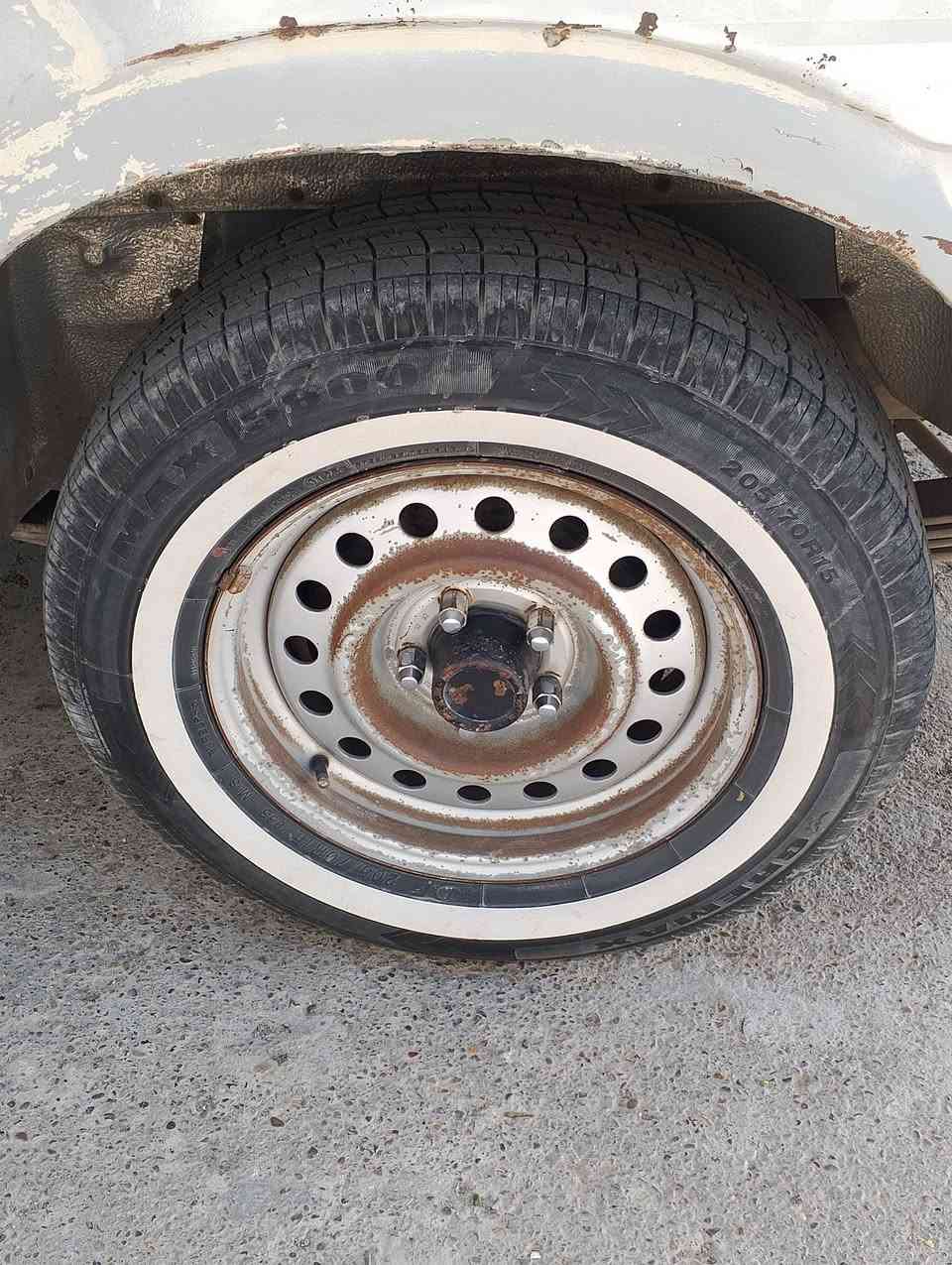 السلام عليكم تايرات البيع زوج  الحجم 205 70 15 نضيفات ***********
