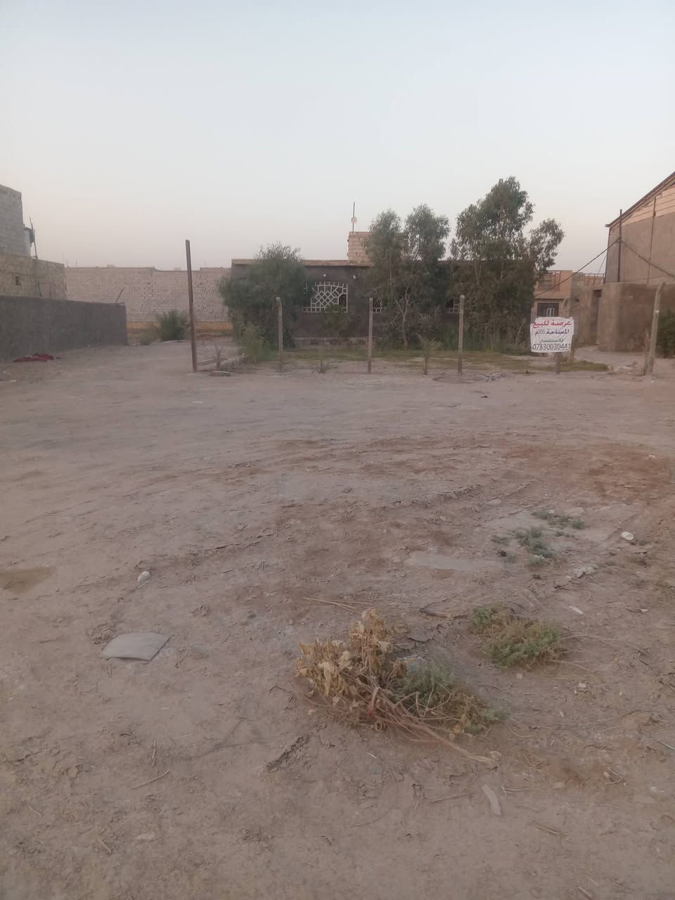 بسم الله الرحمن الرحيم مزرعه للبيع تحتوي علا دارين الدر لاول غرفتين وصاله ومطبخ ومجمع صحيات وستقبال 25 متر  ودار ثانيه مشتمل البيت معوز ارضيه وبورك فقط العنوان شارع المعمل طريق الكم اي ستفسار التصال ***********
