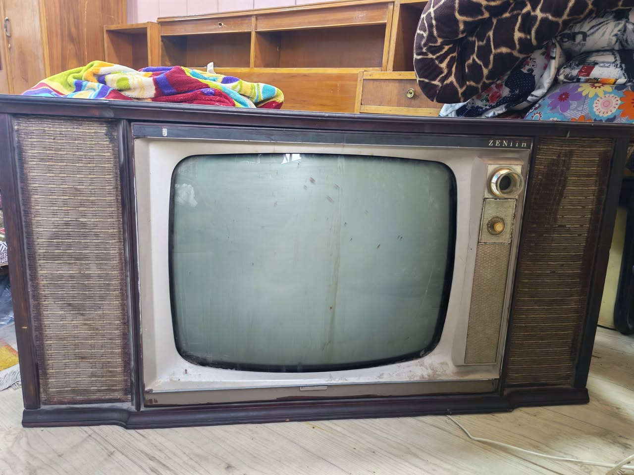 تلفزون خشب zenith  صناعة امريكية سنة صنع1966 حجمه 110 cm شغال على الفحص ***********
