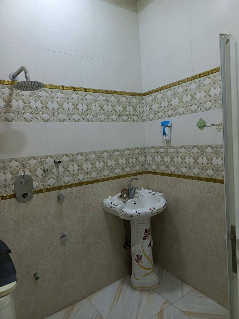 بيت في الناصرية تحديداً في صوب الشامية قرب البطاقة التومينية بيت متكامل من جميع النواحي سعه البيت 240 متر النزال 30 الواجهه 8.5
في الداخل 5 غرف كبيره واستقبال 10 أمتار
والمطبخ 9 أمتار حار بارد والي يعجبك
طابقين بناء حديث غرفه النوم فيه 
sweet
الحمامات الطابق الأول 2
والطابق الثاني 2
وصحيات خارجيه مع حمام 
3 مناور 
وبلكونه
السعررر
600 مليون دينار وبيه مجال للطيبين
للاستفسار 
***********
