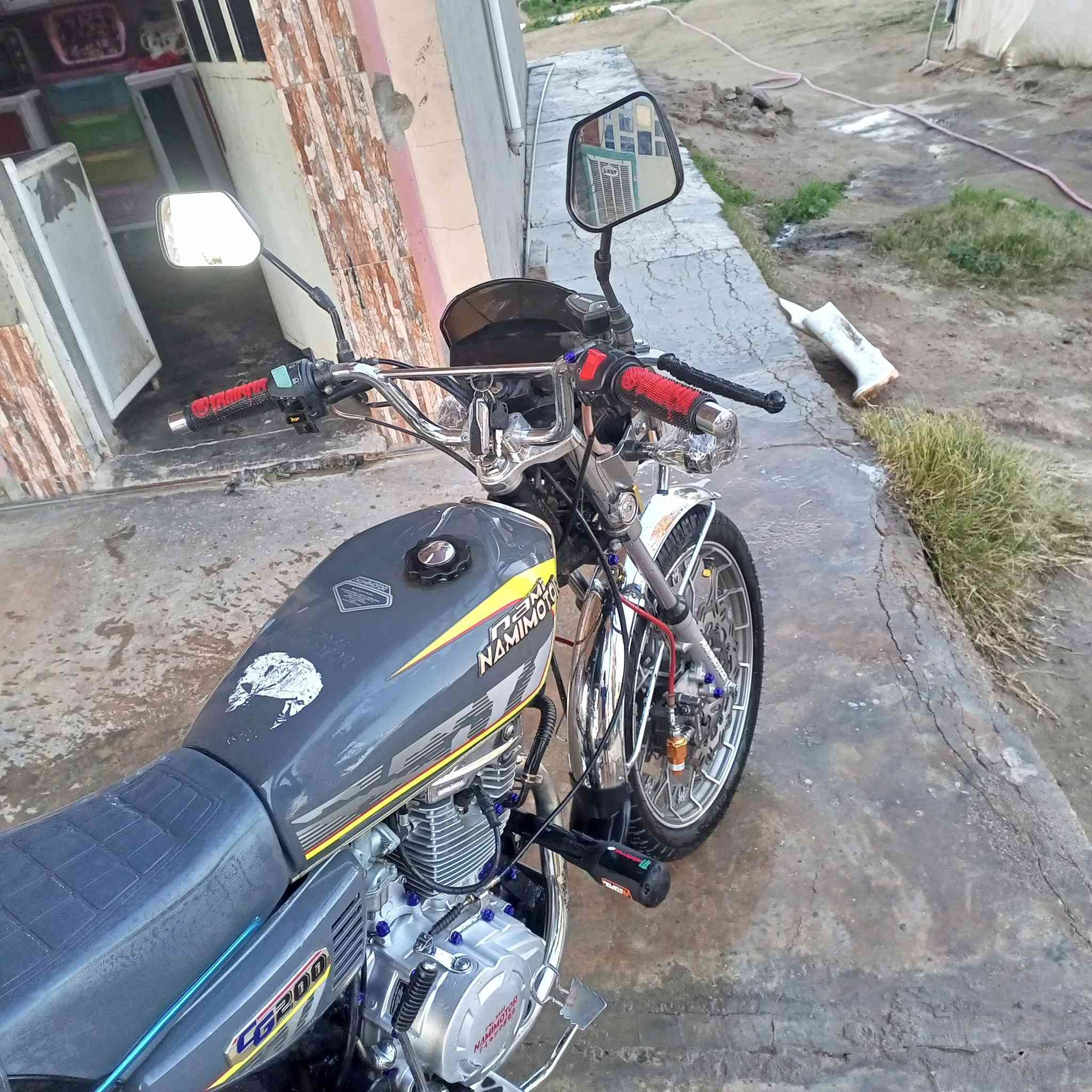 سلامه عليكم دراجه للبيع الوراق كامله موديل 2025محرك200cc ماشيه6000دراجه نضيفه وحلوه *********** مكان الا نبار كرمه السعر 825وبيها مجال
