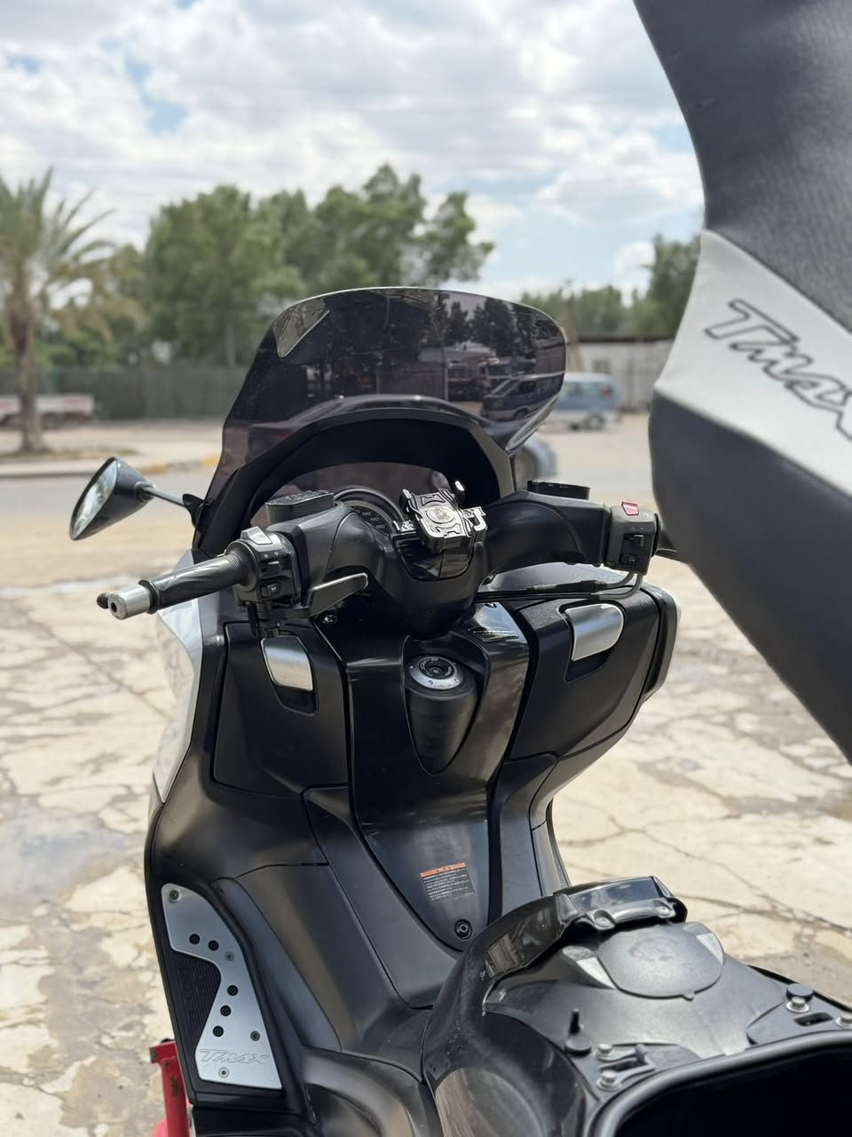 السلام عليكم شباب ٢٠١١ وايت ماكس للبيع كفالة عامة جيب وياك الف فيتر وفحص الدراجه على مزاد اليابان نازله من كلشي وكلاشي بيه كلج رياضي وكلجه لبلادي موجود وتخم تاير جديد مكاني الشعله الشراي يتصل ***********
