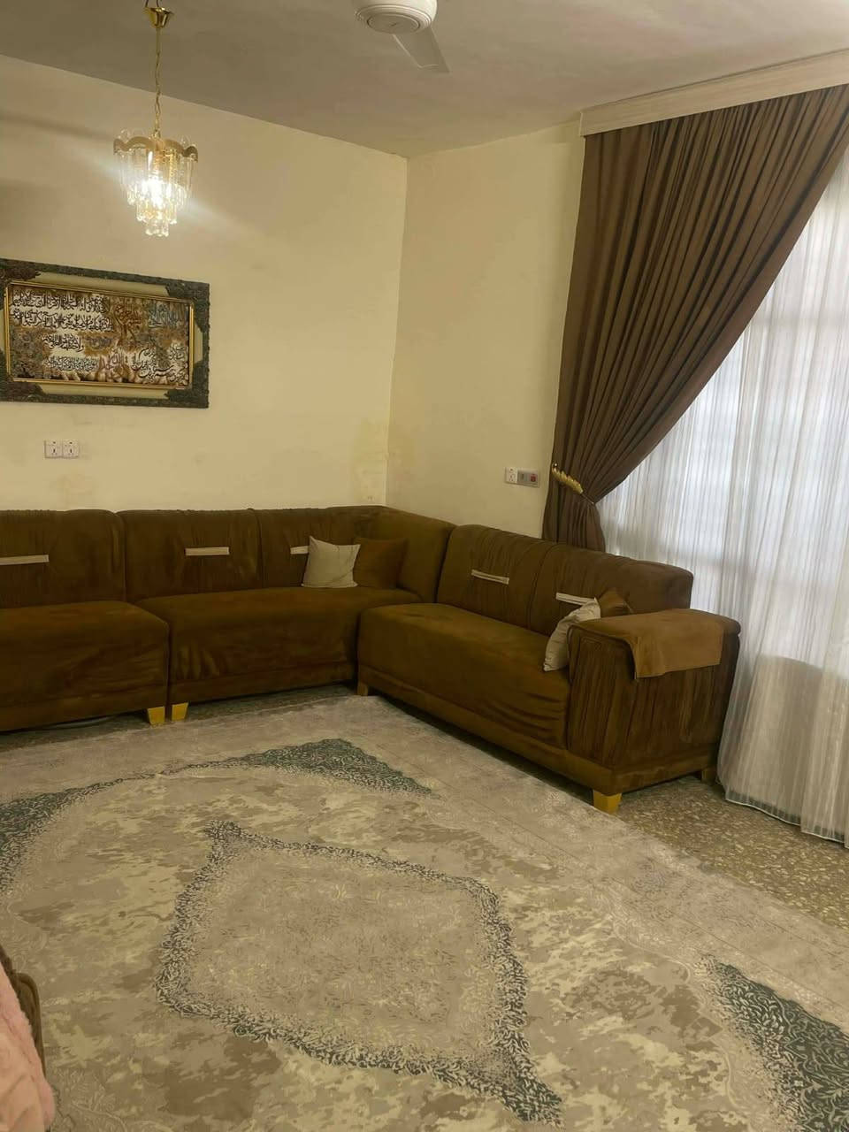 السلام عليكم بيت للبيع مع تشجير متصل, واجهة 10×10م  زراعي صرف ٢٥ / صالة كبيرة وهول داخلي فوك وجوة و ،3 غرف كبار وصحيات عدد 2 / الموقع بغداد/ الدورة أقرب الى حي الصحة فرع الضغط مقابيل الفوج.. السعر يرجى التواصل واتسآب او اتصال ***********
