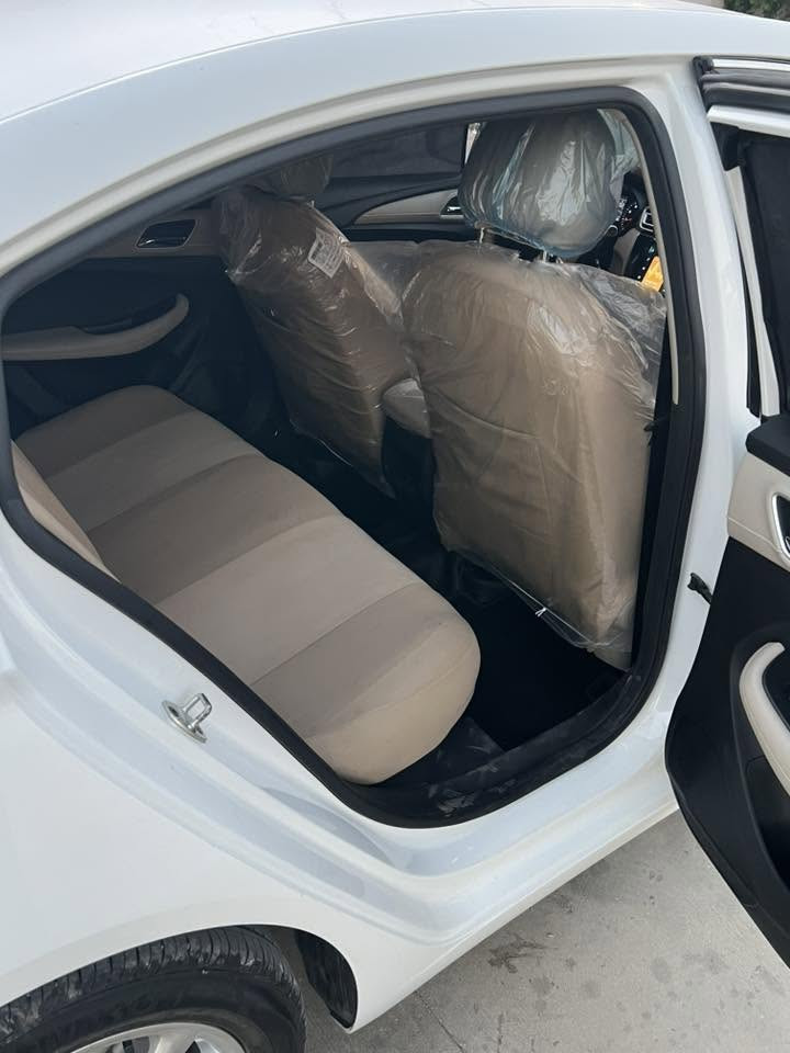 🚗 بۆ فرۆشتن: ئێم جی 5 (MG 5) مۆدێل 2025 🚗
🔹 مۆدێل: 2025
🔹 مواصەفات: ستاندارد پڵەس (Standard Plus)
🔹 ڕۆیشتن: تەنها 21,000 کیلۆمەتر ڕۆیشتووە.
🔹 دۆخی سەیارەکە: زۆر خاوێنە، هیچی پێوە نییە و بەشەرتە (بێ بۆیاخ و بێ سارد).

✨ جوانکاری و زیادکراوەکان:
سەیارەکە کامل جوانکاری بۆ کراوە و زۆر تایبەتە:
✔️ لایتی پێشەوەی گۆڕدراوە بۆ زینۆنی سپی (خۆی لە شەریکە زەردە، من سپیم بۆ بەستووە).
✔️ باڵی دواوە (سپۆیلەر)ی بۆ دانراوە و شێوەیەکی زۆر جوانی پێداوە.
✔️ بڵندگۆ (موکەبەرە) بۆ هەردوو دەرگای دواوەی دانراوە.
✔️ وایەری ئەمپلیفایەر (ئێمپیفایەر) بە تەواوی ڕاکێشراوە و ئامادەیە بۆ سیستەمی دەنگی.
✔️ گاعی (فەرشی) شەریکەی خۆی ماوە و زۆر خاوێنە.

⚙️ زانیاری زیاتر:

زەمانی شەریکەی لەگەڵدایە و ماویەتی.

سەیارەکە یەک دینار مەسرەفی نییە و بە تەواوی بێ کێشەیە، تەنها سواری بە و لێیخوڕە.

💵 نرخ: 109 گەڵا (10,900$) و مەعامەلەیەکی کەمی تێدایە.
📞 ژمارەی تەلەفۆن: [***********]
📍 شوێن: [شویین سلێمانی ]
