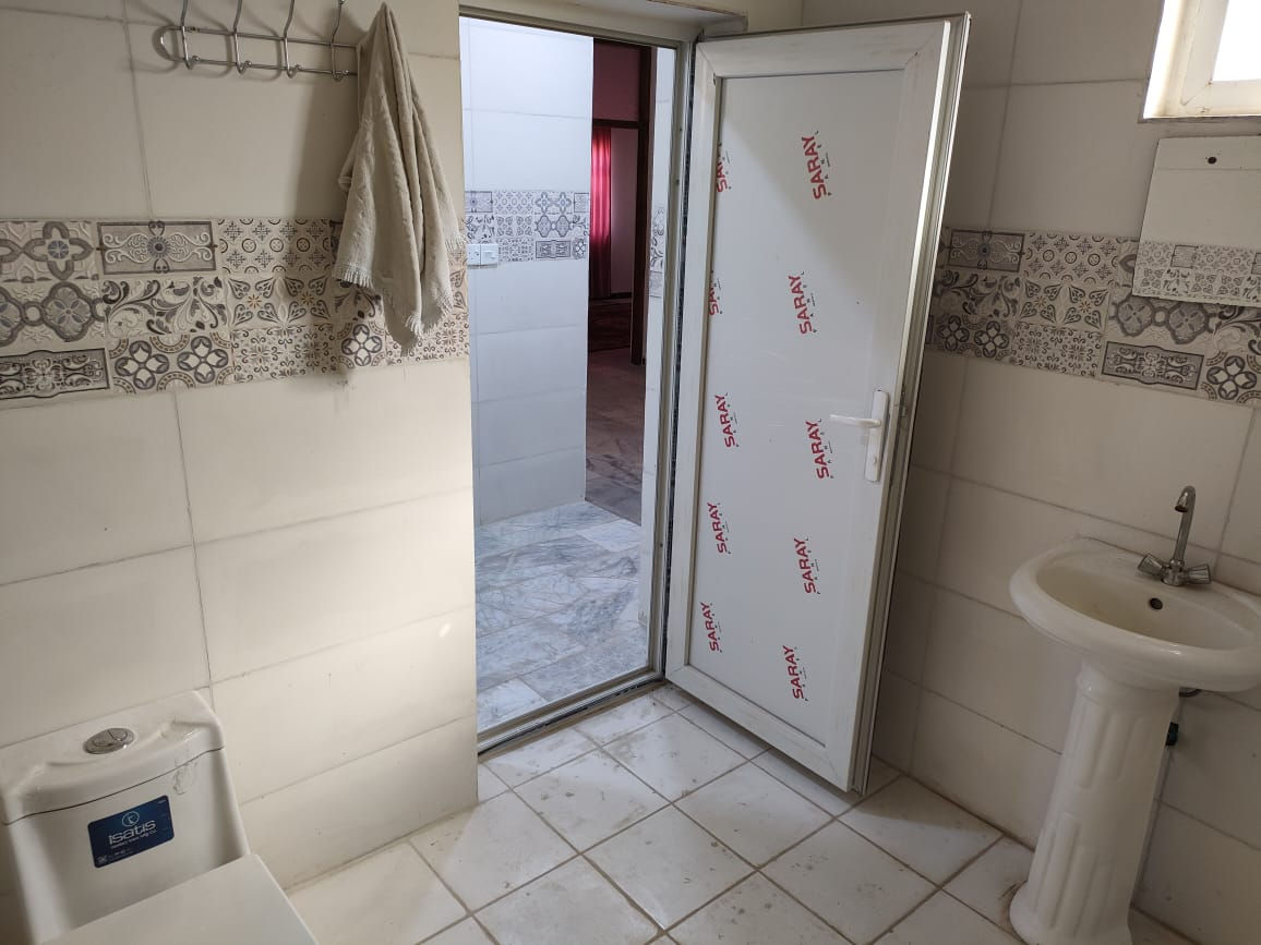 السلام عليكم .. عقار للبيع (200 م) في مجمع السلام السكني قرب المستشفى التركي مجاور مجمع اللؤلؤة السكني مقابل علوة الحر النموذجية بالضبط .البيت طابو صرف مستلمين سند بأسمنا بالنقد وغير مطلوب نهائيا خدمات كاملة .موقع الدار في المرحلة الثالثة قرب الجامع  .خريطة البيت الطابق الارضي بدون تغيير مع اضافات في الطابق الاول . يتكون البيت من مطابخ عدد 2 (مطبخ رئيسي في الطابق الارضي مع مطبخ صغير في الطابق الاول) حمامات عدد 2 (حمام في كل طابق مع تواليت غربي في كل حمام) تواليت شرقي عدد 2 (في الاستقبال وفي الصالة) غرف نوم عدد 3 (غرفة في الطابق الارضي وغرفتين في الطابق الاول) صالة في كل طابق سطحين مناور عدد 2 (منور 3*3 م و منور 2.5*2.5 م) حديقة وكراج . المنطقة متكاملة الخدمات .. الدار للبيع بسعر 200 مليون دينار او مراوس بقطعة ارض طابو وليس زراعي (200 م) في احد احياء كربلاء المقدسة ..للاتصال *********** (واتساب ايضا) : *********** م. مهند ابو احمد ملاحظة :- الدار غير مسكون كوني من بغداد .
