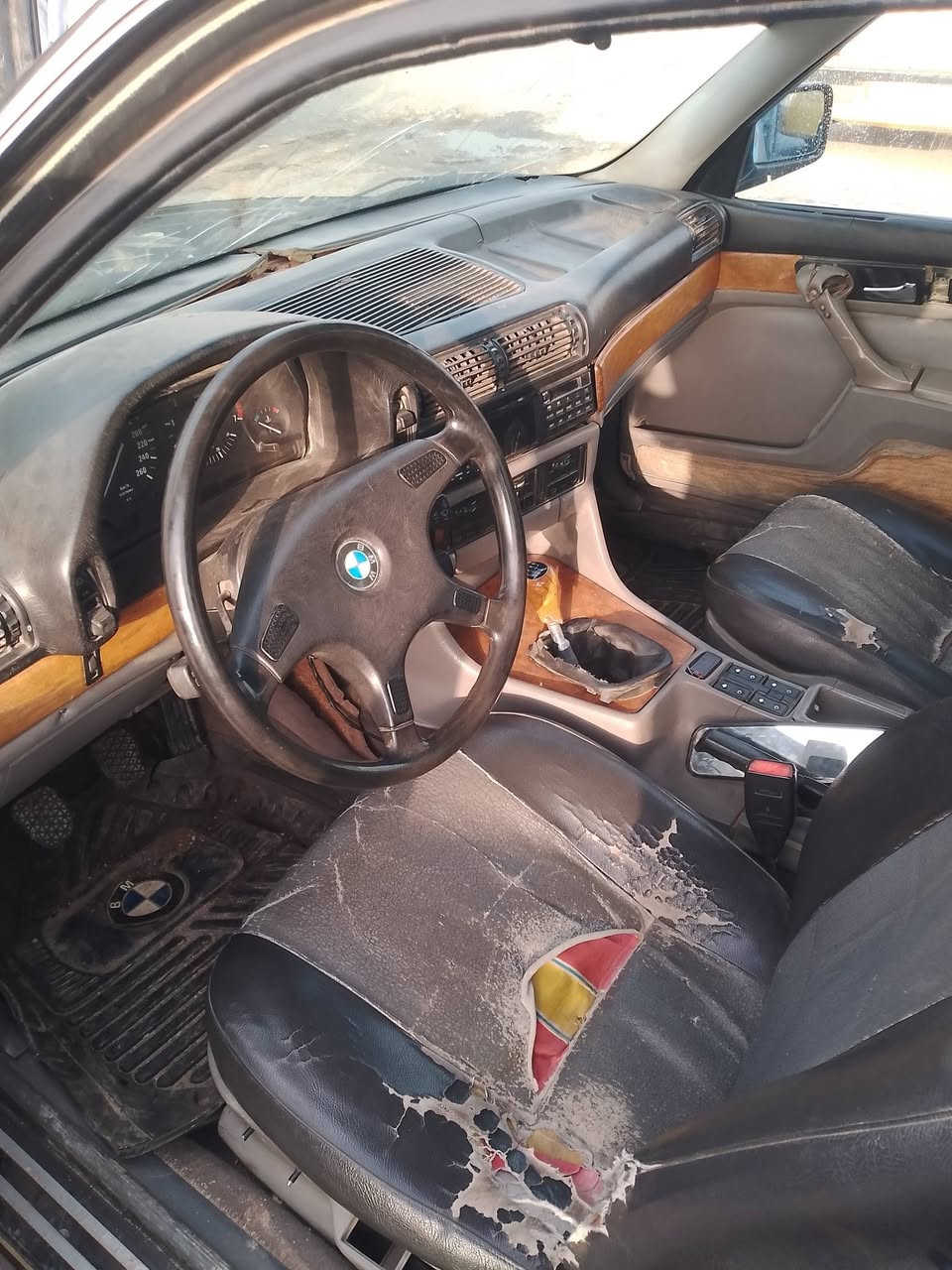 سلام عليكم بي ام موديل 90 للبيع سياره عوزها دعاميه كشره حلوه ماكو خساس دواخل حلوه بس عوزها شوي ترتيبات مال جناي السياره رخيصه رقم قادسيه الشرعي موجود بغداد عدي رقمه سياره حلوه مكينه جيس حداديه كهربائيات كلها شغاله تبريد السياره فقط بيها بس الول دورات يجي ودورات يفلت لفيتر يكول من العابه السياره لثاني مالها بطناش صوت رياضي فصله نار ترايك وين مايعجبك ولسعر 20 وبيها مجال قليل هاذ رقمي *********** عماره بكاني وذا اكو ماراوس عادي حسب القناعه
