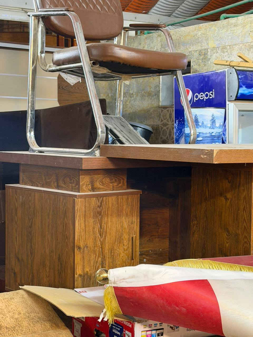 قنفات البيع وميز مكتبي وكراسي اخو الجديد وسعار مناسبه ***********
