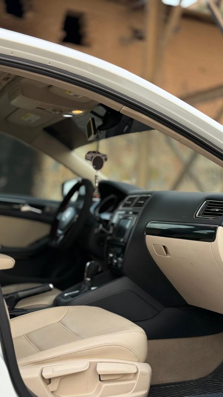 جيتا 2016 SEL فول مواصفات رقم مميز
نادراً تلكه هيج مواصفات 
مكينه 1.800 تيربو
السياره عليهه ادامة كاملة
صاروخ ✈️ 
كير مكينه مكفولات 
داخل بيجي كشن تدفئه 
رادارات جانبي خلفي امامي 
ماسحات اوتو 
ليتات داينمك متحرك 
فتحت سقف 
ويل اصلي 17 تخم تاير جديد 
السياره عليها دعاميه GLI 
لد داخلي متحرك 14 قطعه 
حادث السياره هلال الجاملغ الخلفي او باب خلفيه مصبوغات  او بيها 2 قطع بارد بيها ايرباك فقط البرده اليمنه 
السعر 129 وماكو هيج سعر 
مكان السياره بغداد المنطقة الخضراء 
رقم ***********
