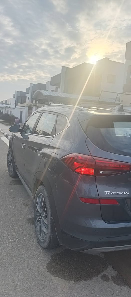 توسان 2021
_محرك 2500 وارد امريكي 
_ماشية 32 الف ميل حقيقي 
_ظربت امريكا الصندوق وراجع ع البارد وصبغ في امريكا المصنع 
_صارلها حادث في العراق الجاملغ الي جهة السايق ومتعدل ع بارد بكد كف الايد 
_طخه بسيطة في الجاملغ الايمن 
_ مع شخط  في الباب الايمن تقريبا  شبرين
السيارة حيل نظيفة صارلها سنتين عندي
الرقم ديالى 
التواصل ع الخاص او  ***********
