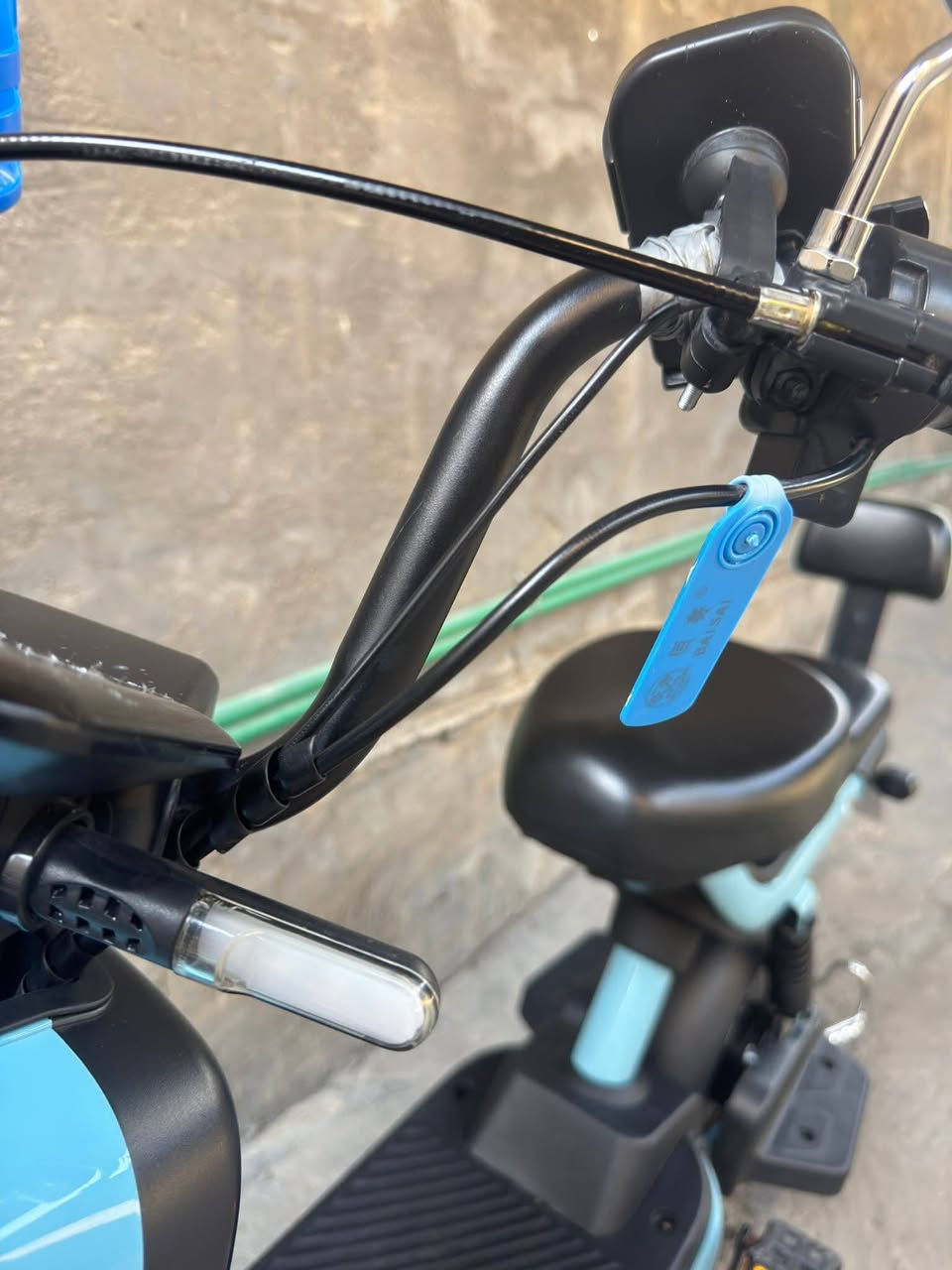 سلام عليكم ورحمه الله وبركاته عيني باسكل شحن حجم ١٤ باسكل نفس الصوره اذ مو نفس الصوره مرجوع باسكل نضيف مسخدم  بس نضافه فول  كدامك الباسكل كامل   فقط هورن واشاير ميتشغلن بس تبدللهم فيش  لايت امامي ناصي عالي الباسكل مامبدل بي شي بس تاير خلفي فقط وابريك باسكل تجي عل فحص لا تكلي شكد مستخدم الباسكل عدي صاله هواي بس محافضين عليه كلش جديد مو تجي وتكلي شبيه مابيه شنو بيه هاي المواصفات حجيتهه وياه بصمه و٢سويج المكان كربلاء حي العسكري سوق العابد قرب حديقه النور  رقم هاتف *********** السعر 250 الف  وبي مجال
