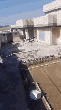 السلام علیکم دار للبیع العنوان صویره مقابل محطه رضا الصالح المساحه الكليه 800م مساحه البناء 400  يبعد عن الشارع 150م سند 25 يحتوي ع اربع غرف نوم مطبخ حار وبارد و صالتين وستقبال وصحيات خارجيه وداخليه  مع مسبح خارجي كامل يوجد ماء كهرباء للاستفسار***********///***********
