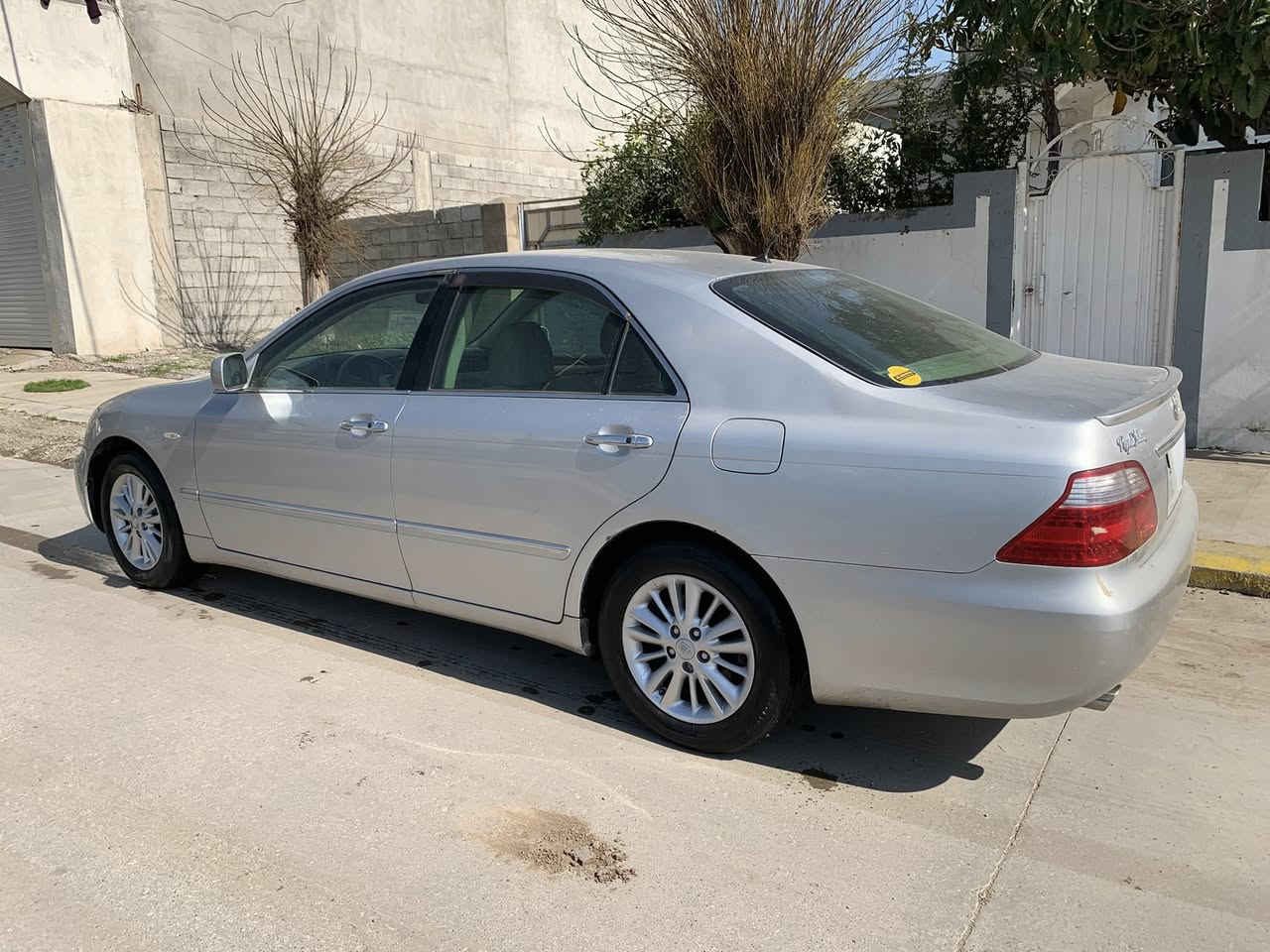 شاینە بڕاوە ٢٠٠٧ ساج مەلەکی سێ  دوگمەو پەردە گەورە بە گەورە
سەقفى وەک شوشە لاشەی وەک شوشە لۆک لۆک
یەک چاڵیشی پێوە نیە
١٢٠ هەزار  ڕۆشتوە
گێڕو مەکینەو تەقەو ڕەقەی  بەشەرت 

***********
