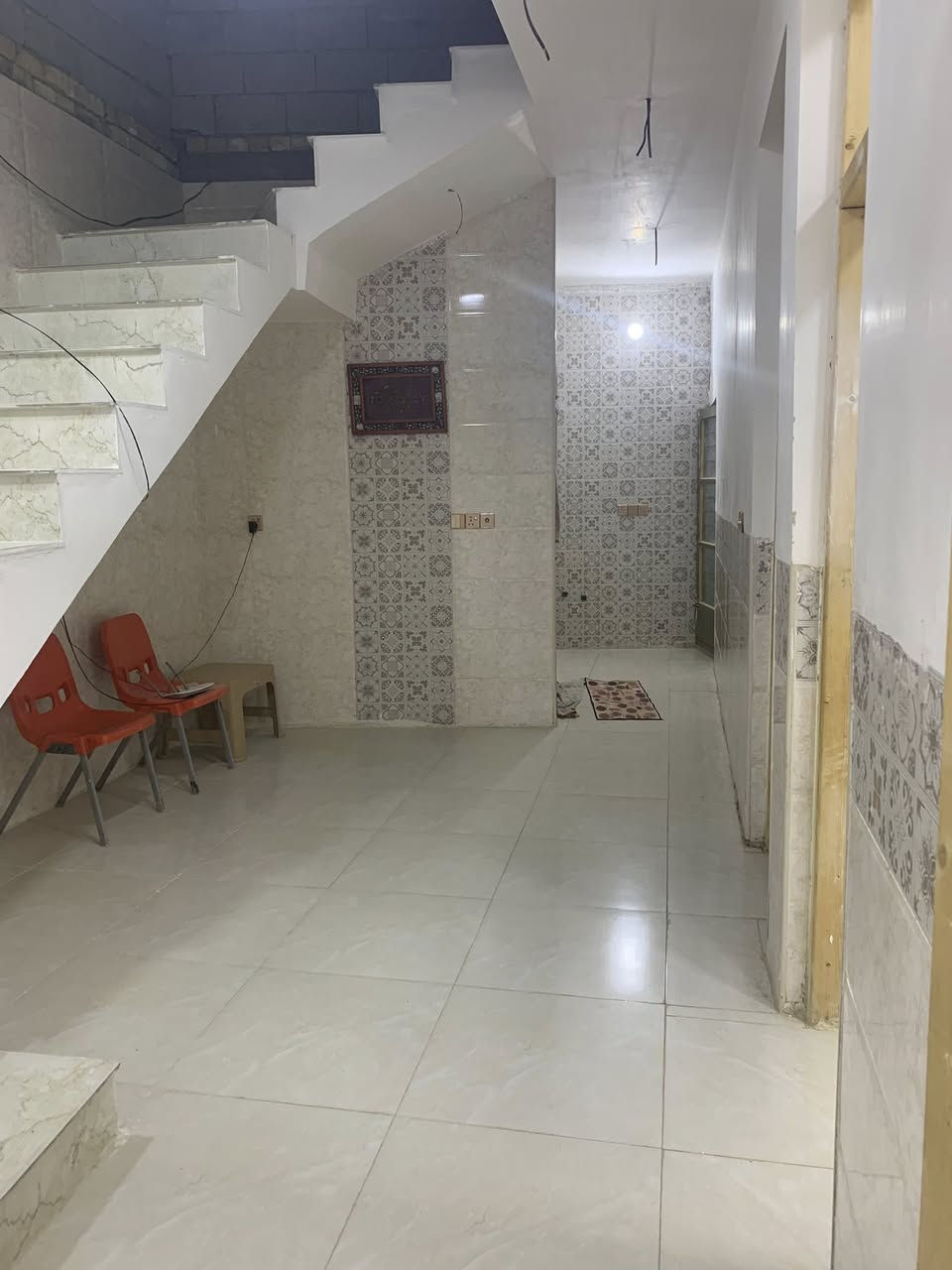 الدار البيع المساحه ١٠٠ متر مربع الواجهه ٧ والنزال ء١٥ السريدات الجديده المربع الثالث شارع منصور السند ١١٧ صاحب الارض يمنه طابق واحد ***********
