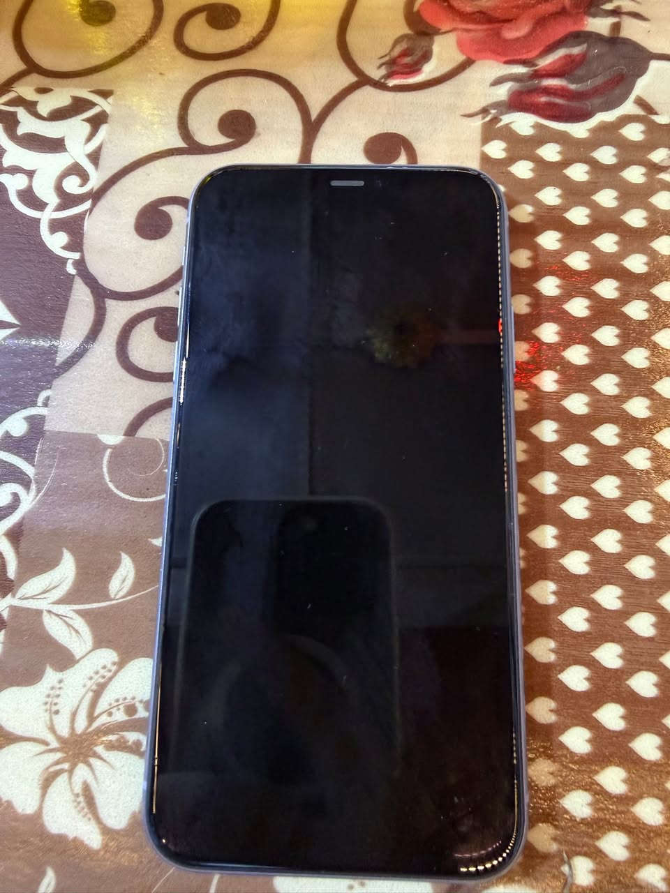 ايفون 📲 11عادي نضيف من كلشي كامل جهاز بس بطاريه مرفوعه بدون فتح سعر 325)رقم بس واتساب ***********مكان كركوك قادسيه ثانيه
