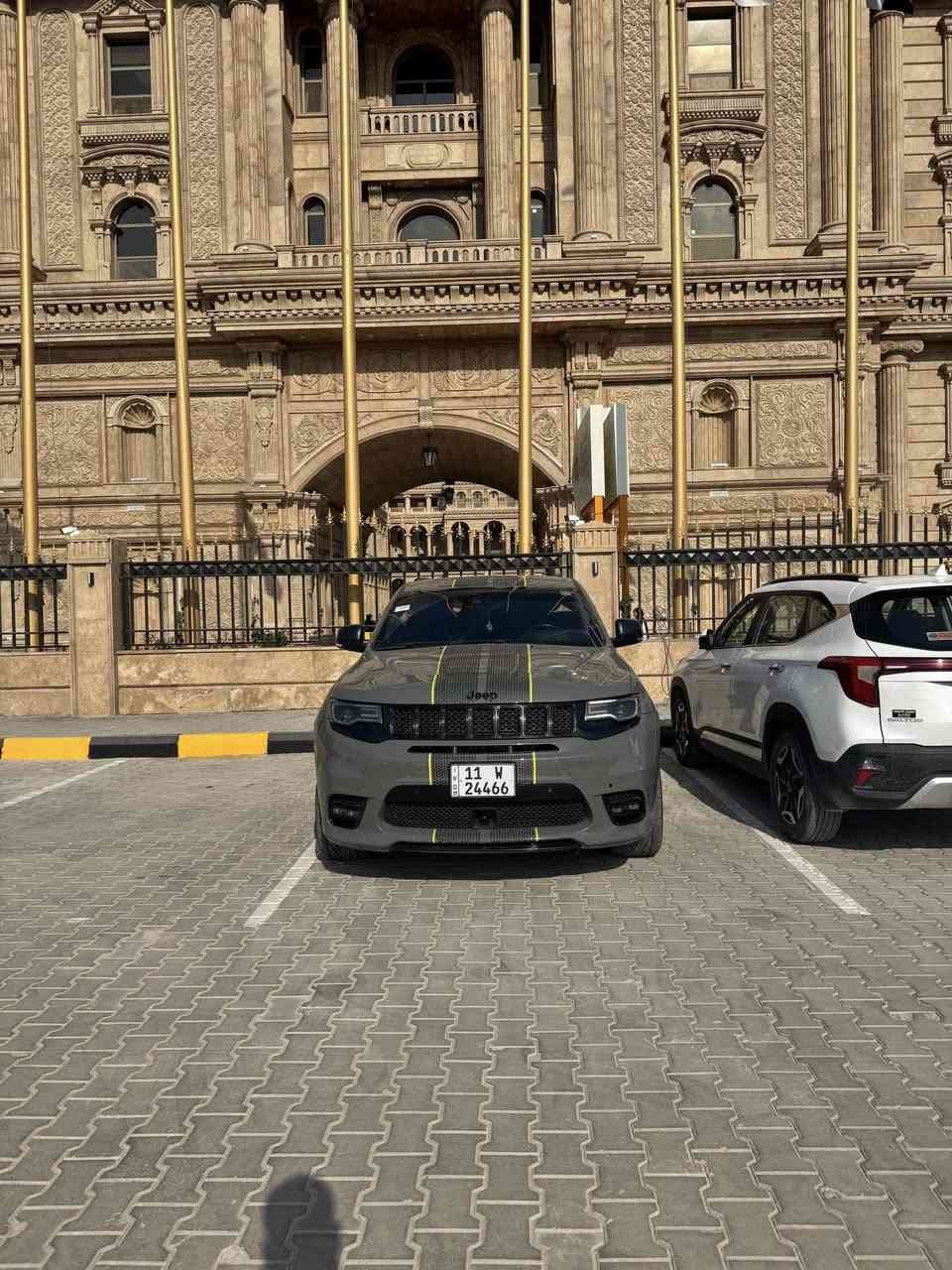 Jeep srt  6400 2021 
وارد كندي كلين تايتل بيها بارد بالباب فقط 
75,000km
جديده كلش داخل اسود وشامواه فول مواصفات رادار امامي تبريد تدفئه بانوراما 
عليها برمجه خاصه +500hp 
عليها اكزوز ht power وكزوز البلاد موجود
عليها سستم كامل لحيه وزعانف ودوسات ومقابض ومرايات 
تظليل كامل اصلي امريكي
 منظومه لد داخلي اصلي كامل 
رقم بغداد مميز باسمي 
***********
