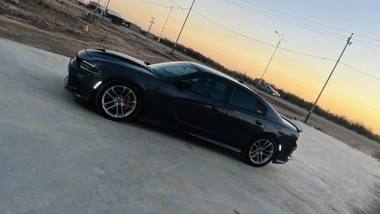 جارجر 2017
سكات باك SRT عليها محرك 5700
بس اقره المنشور للاخير حت ماتعبني 
كورات وكام شفت وثلاجه ونوزلات وبلكات كلهم 6400
السياره صاروخ بمعنه الكلمه 
رقم بغذاد بسمي سنويه وهزه جديده 
كزوز srt من الطول للطول 
مواصفات فول للاخير ماعده الفتحه 
السياره بدون شواصي بدون ايرباك 
مكانها ناصريه ***********
مبرمجة وجاهزه ع اخر حبايه الف دينار مابيها مصرف
سعرها 185 وبيها مجال
