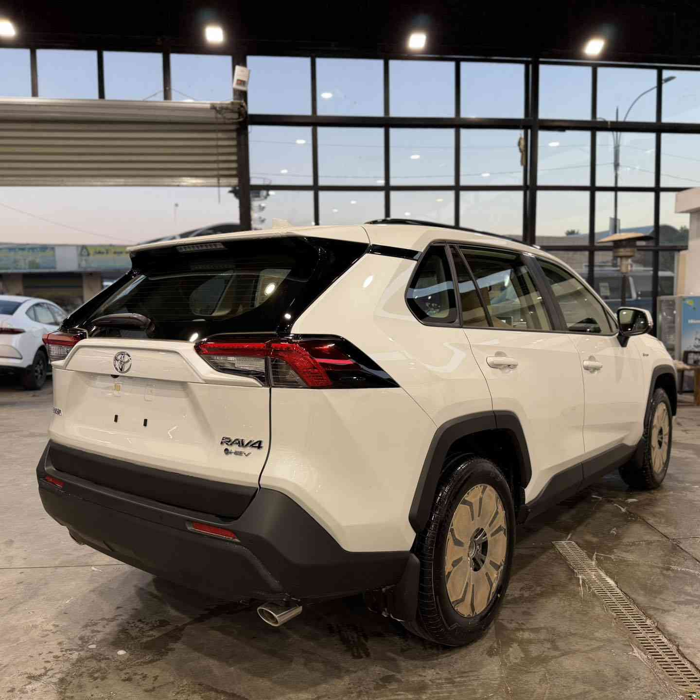 � تويوتا راف فور 2025 – وكالة عبد اللطيف جميل
✨ زيرو /  جديد كلياً
🔹 فتحة سقف بانوراما
🔹 داخلية بيج فاخرة
🔹 تبريد قطعتين لراحة مثالية
🔹 كاميرا خلفية + شاشة وسطية + أنظمة أمان ذكية

🛡️ سيارة عائلية × اقتصادية × عملية بكل التفاصيل

📍 متوفرة الآن لدى شركة علي الشيباني لتجارة السيارات
📞 ***********-***********
📍 بغداد – الكاظمية – جكوك قرب مرور الكاظمية

🚨 جاهزة للتمليك… ومناسبة لكل مشاويرك!
